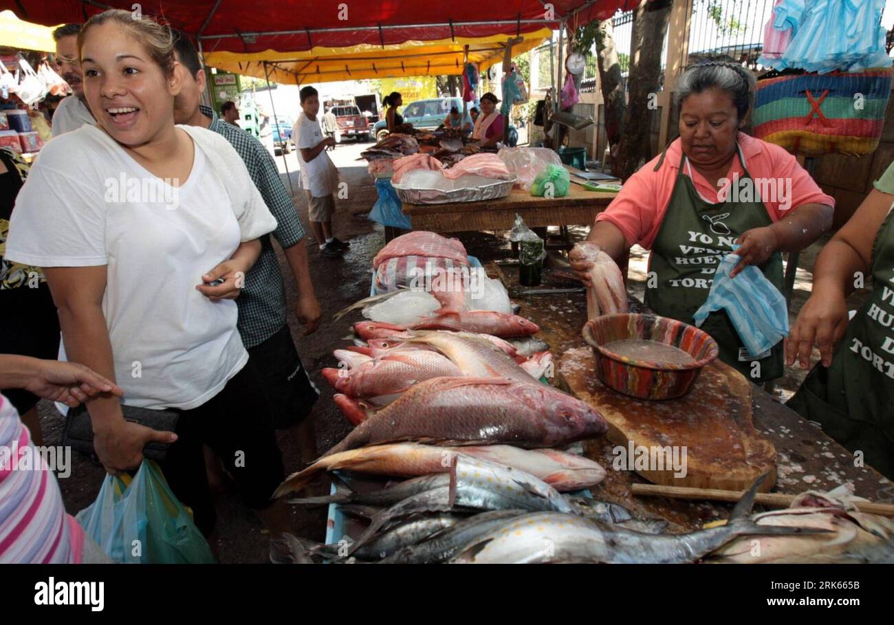 Bildnummer: 53804628  Datum: 17.02.2010  Copyright: imago/Xinhua (100218) -- MANAGUA, Feb. 18, 2010 (Xinhua) -- A vendor sells fish at her stall at a traditional seafood market in Managua, capital of Nicaragua, Feb. 17, 2010. (Xinhua/Jairo Cajina) (cy) (1)NICARAGUA-MANAGUA-SEAFOOD-MARKET PUBLICATIONxNOTxINxCHN kbdig xmk 2010 quer o0 Markt Marktstand Fischstand Fisch    Bildnummer 53804628 Date 17 02 2010 Copyright Imago XINHUA  Managua Feb 18 2010 XINHUA a Vendor sells Fish AT her Stable AT a Traditional Seafood Market in Managua Capital of Nicaragua Feb 17 2010 XINHUA Jairo Cajina Cy 1 Nicara Stock Photo