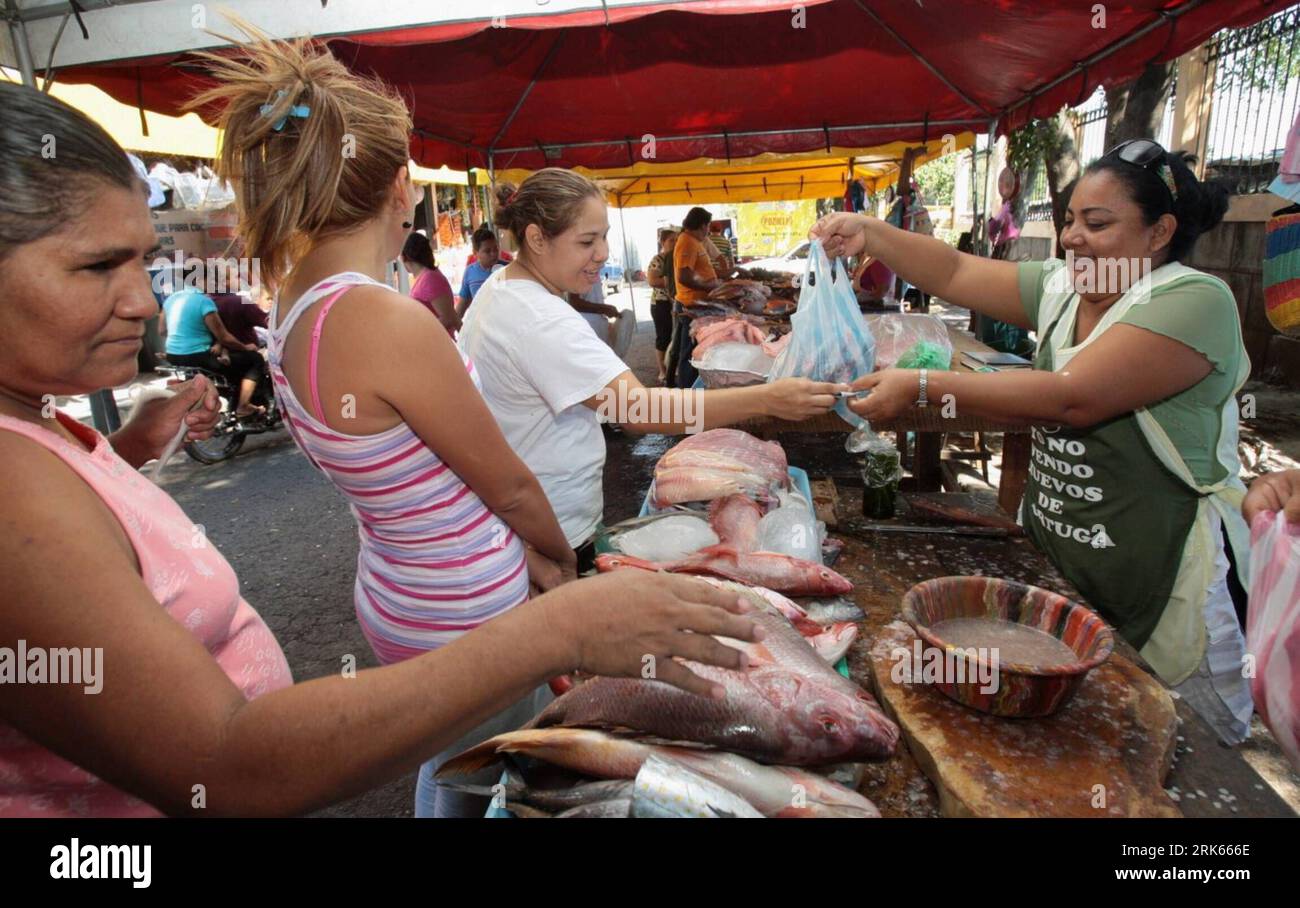 Bildnummer: 53804627  Datum: 17.02.2010  Copyright: imago/Xinhua (100218) -- MANAGUA, Feb. 18, 2010 (Xinhua) -- Citizens buy seafood at a traditional seafood market in Managua, capital of Nicaragua, Feb. 17, 2010. (Xinhua/Jairo Cajina) (cy) (2)NICARAGUA-MANAGUA-SEAFOOD-MARKET PUBLICATIONxNOTxINxCHN kbdig xmk 2010 quer o0 Markt Marktstand Fischstand Fisch    Bildnummer 53804627 Date 17 02 2010 Copyright Imago XINHUA  Managua Feb 18 2010 XINHUA Citizens Buy Seafood AT a Traditional Seafood Market in Managua Capital of Nicaragua Feb 17 2010 XINHUA Jairo Cajina Cy 2 Nicaragua Managua Seafood Marke Stock Photo