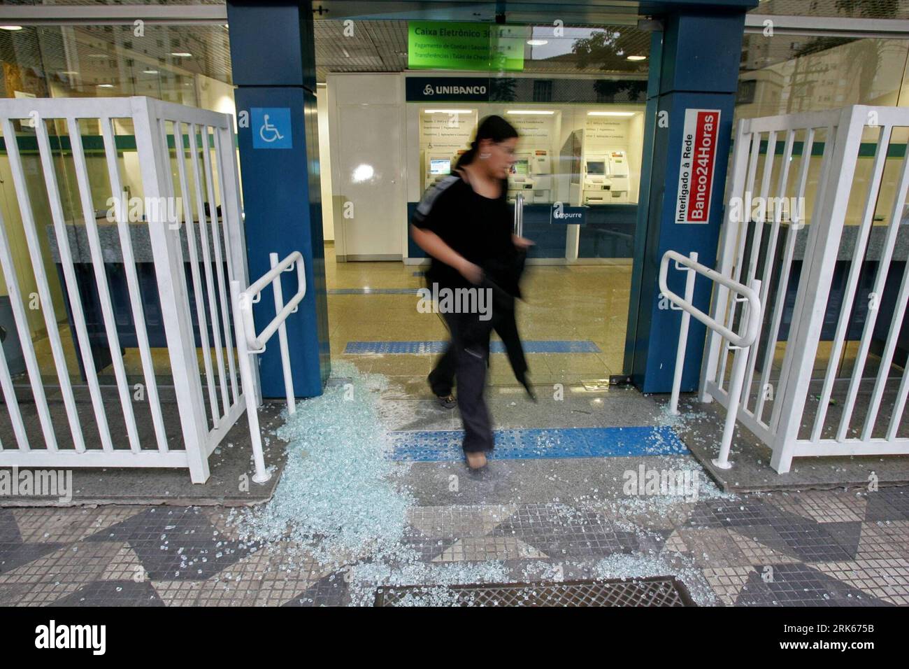 Woman Robs Bank Bank robbery and woman hi-res stock photography and images - Alamy