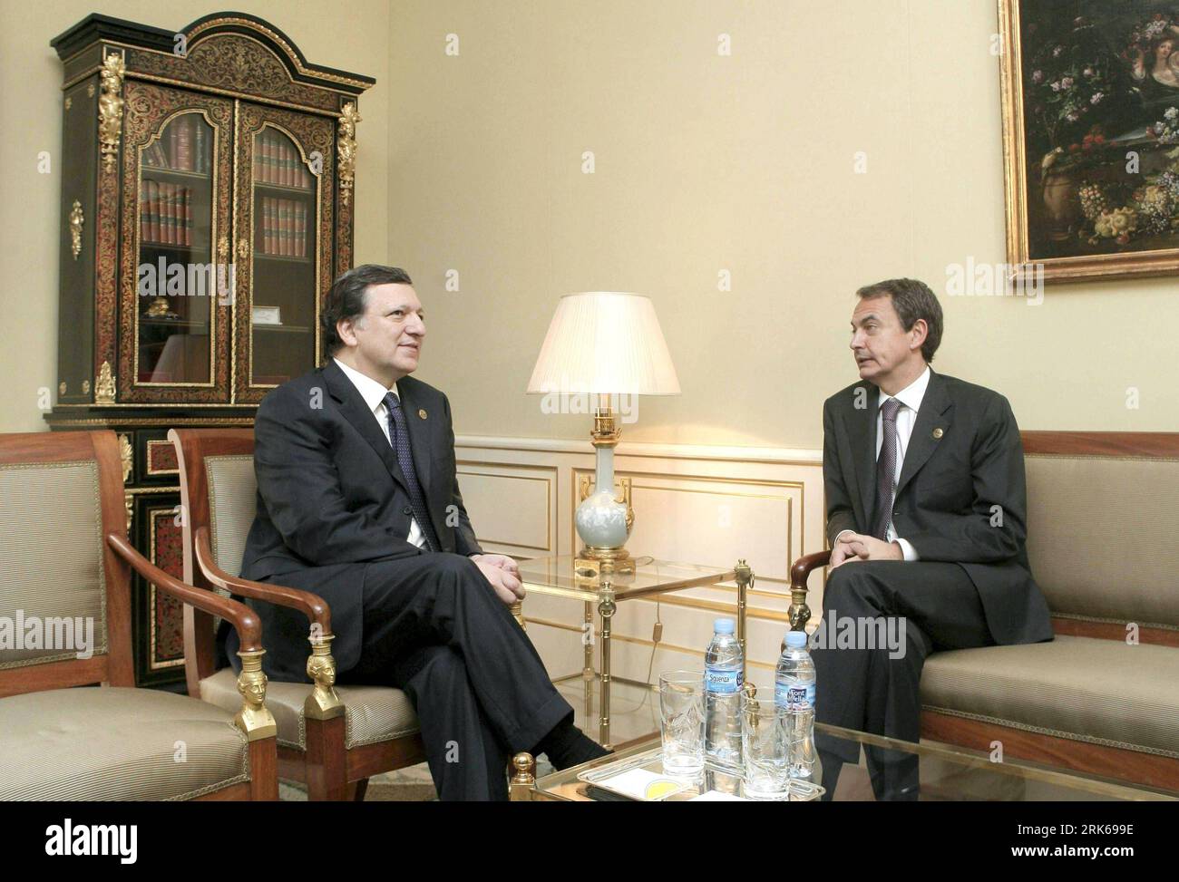 Bildnummer: 53814040  Datum: 23.02.2010  Copyright: imago/Xinhua  European Commission President Jose Manuel Barroso (L) meets with Spanish Prime Minister Jose Luis Rodriguez Zapatero in Madrid, Feb. 23, 2010. Barroso started his visit in Spain Tuesday. (Xinhua/Belen Diaz) (zhs) (3)SPAIN-EU-BARROSO-VISIT PUBLICATIONxNOTxINxCHN People Politik kbdig xkg 2010 quer    Bildnummer 53814040 Date 23 02 2010 Copyright Imago XINHUA European Commission President Jose Manuel Barroso l Meets With Spanish Prime Ministers Jose Luis Rodriguez Zapatero in Madrid Feb 23 2010 Barroso started His Visit in Spain Tu Stock Photo