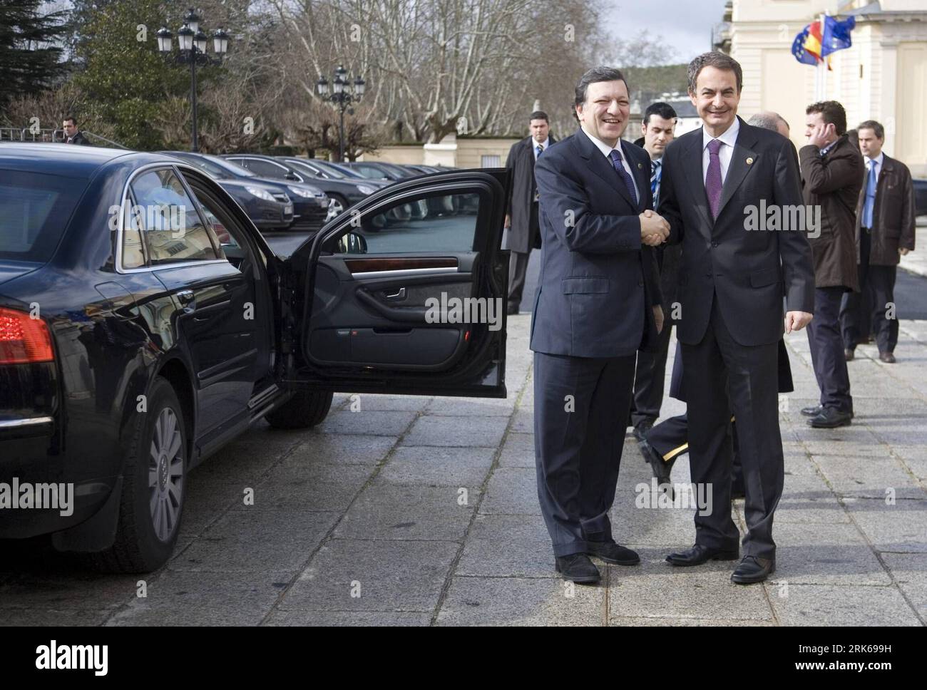 Bildnummer: 53814039  Datum: 23.02.2010  Copyright: imago/Xinhua  European Commission President Jose Manuel Barroso (L, front) shakes hands with Spanish Prime Minister Jose Luis Rodriguez Zapatero (R, front) in Madrid, Feb. 23, 2010. Barroso started his visit in Spain Tuesday. (Xinhua/Belen Diaz) (zhs) (1)SPAIN-EU-BARROSO-VISIT PUBLICATIONxNOTxINxCHN People Politik kbdig xkg 2010 quer    Bildnummer 53814039 Date 23 02 2010 Copyright Imago XINHUA European Commission President Jose Manuel Barroso l Front Shakes Hands With Spanish Prime Ministers Jose Luis Rodriguez Zapatero r Front in Madrid Feb Stock Photo