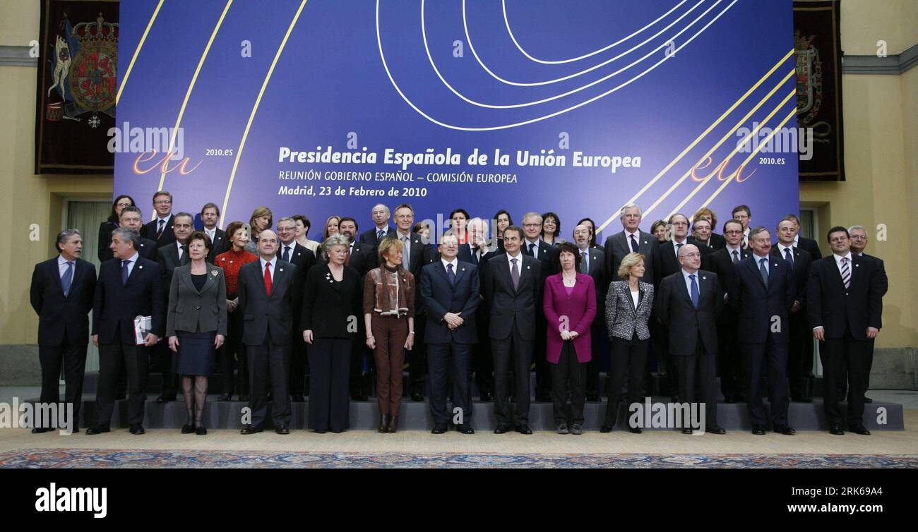 Bildnummer: 53814038  Datum: 23.02.2010  Copyright: imago/Xinhua  European Commission President Jose Manuel Barroso (C, front), Spanish Prime Minister Jose Luis Rodriguez Zapatero (R6, front), Catherine Ashton (R5, front), EU commissioners and Spanish government ministers pose for a group photo in Madrid, Feb. 23, 2010. Barroso started his visit in Spain Tuesday. (Xinhua/Belen Diaz) (zhs) (2)SPAIN-EU-BARROSO-VISIT PUBLICATIONxNOTxINxCHN People Politik kbdig xkg 2010 quer o0 Kommission, Regierung, Catherine Ashton    Bildnummer 53814038 Date 23 02 2010 Copyright Imago XINHUA European Commission Stock Photo