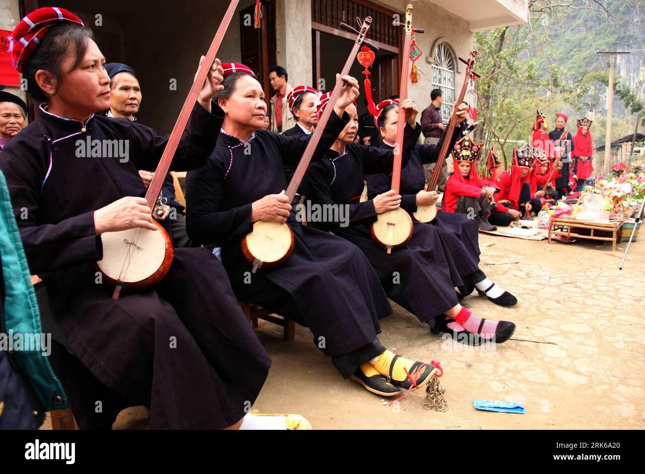 Bildnummer: 53817504 Datum: 24.02.2010 Copyright: imago/Xinhua (100225) --  LONGZHOU, Feb. 25, 2010 (Xinhua) -- Women of the Zhuang ethnic group play  the Tianjin , a local stringed musical instrument literally meaning the