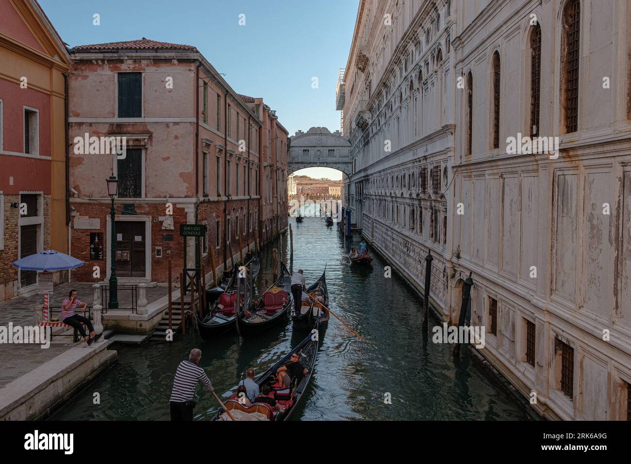 Multiple canal boats hi-res stock photography and images - Alamy