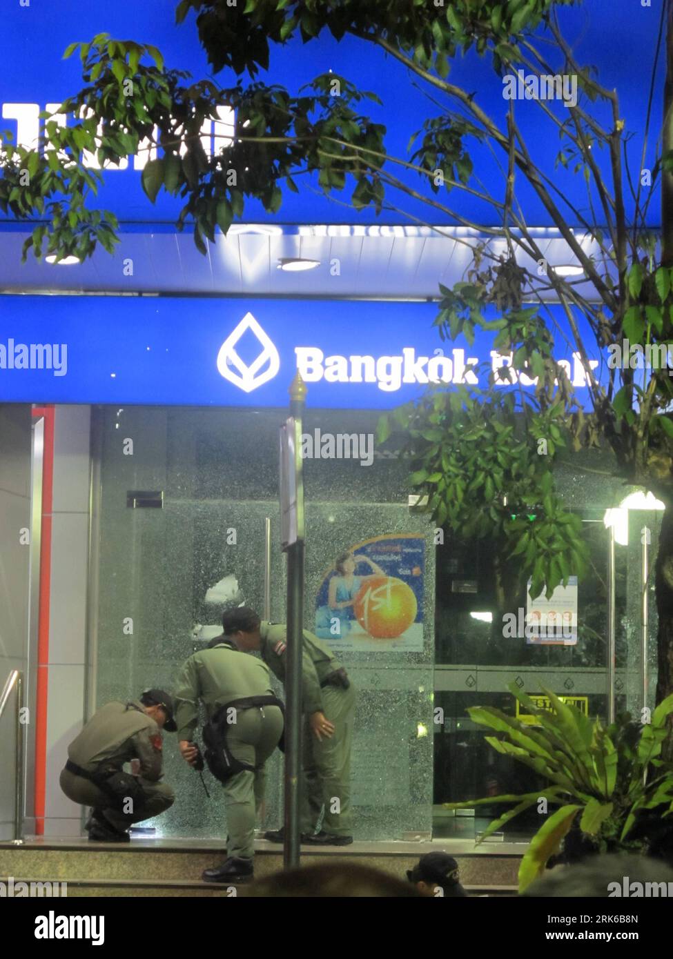 Bildnummer: 53822430  Datum: 27.02.2010  Copyright: imago/Xinhua (100227) -- BANGKOK, Feb. 27, 2010 (Xinhua) -- Police investigate an explosion case in front of a Bangkok Bank branch in central Bangkok, capital of Thailand, Feb. 27, 2010. A man on a motorcycle passed by and threw a hand grenade toward the branch bank at Silom road, Bangrak district, at about 9:30 p.m. on Saturday, but only hit the tree in front of the bank and exploded, leaving one person slightly injured. (Xinhua/Zhu Li) (gxr) (2)THAILAND-BANGKOK-EXPLOSION PUBLICATIONxNOTxINxCHN Explosion Thailand kbdig xsp 2010 hoch  o0 Bomb Stock Photo