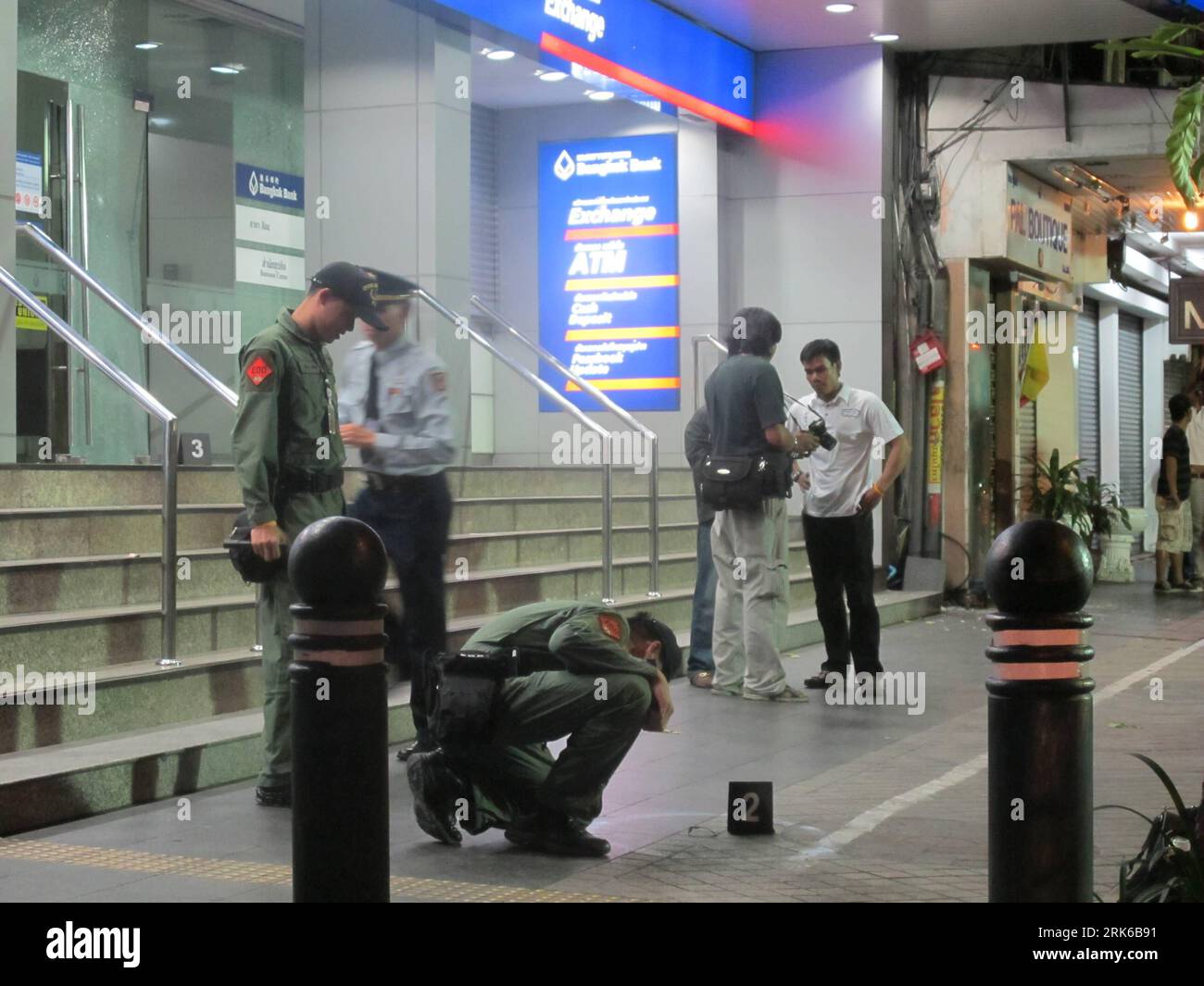 Bildnummer: 53822429  Datum: 27.02.2010  Copyright: imago/Xinhua (100227) -- BANGKOK, Feb. 27, 2010 (Xinhua) -- Police investigate an explosion case in front of a Bangkok Bank branch in central Bangkok, capital of Thailand, Feb. 27, 2010. A man on a motorcycle passed by and threw a hand grenade toward the branch bank at Silom road, Bangrak district, at about 9:30 p.m. on Saturday, but only hit the tree in front of the bank and exploded, leaving one person slightly injured. (Xinhua/Zhu Li) (gxr) (1)THAILAND-BANGKOK-EXPLOSION PUBLICATIONxNOTxINxCHN Explosion Thailand kbdig xsp 2010 quer o0 Bombe Stock Photo
