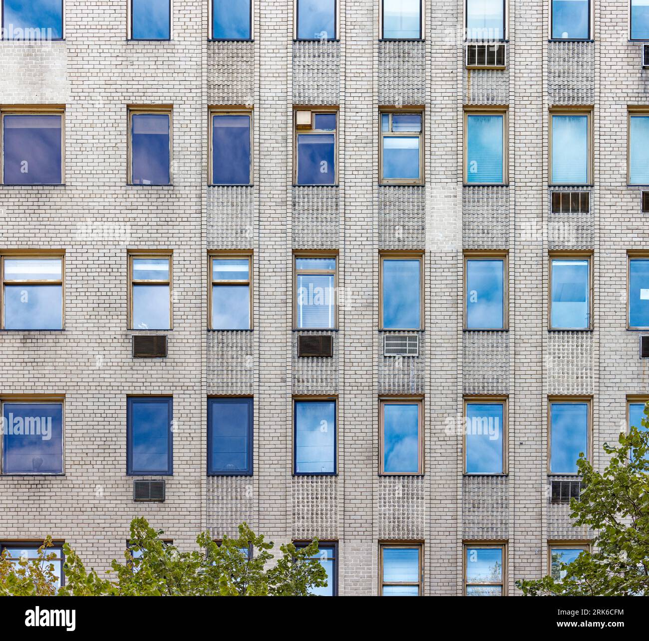 UES Historic District Emery Roth designed 875 Fifth Avenue, a