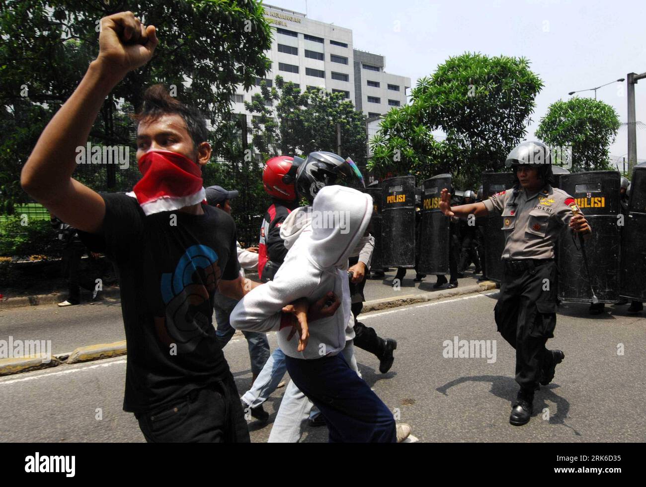 Bildnummer: 53829215  Datum: 02.03.2010  Copyright: imago/Xinhua (100302) -- JAKARTA, March 2, 2010 (Xinhua) -- Riot police disperse protestors in front of the House of Representatives building in Jakarta, capital of Indonesia, March 2, 2010. About 1,000 protestors clashed on Tuesday with riot police due to dissatisfaction for the decision taken by Parliament Speaker Marzuki Alie to close the plenary session discussing banking bailout on Bank Century worth 6.7 trillion rupiah (about 724.3 million U.S. dollars). (Xinhua/Yue Yuewei) (zl) (10)INDONESIA-JAKARTA-BANKING BAILOUT-CLASH PUBLICATIONxNO Stock Photo