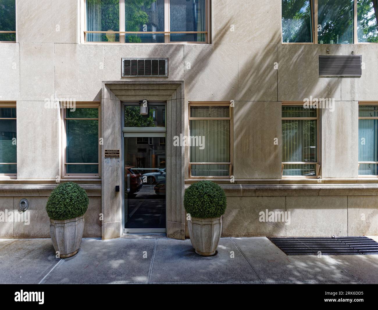 Stone High Rise UES Historic District: Emery Roth designed 880 Fifth Avenue, a Modern ...
