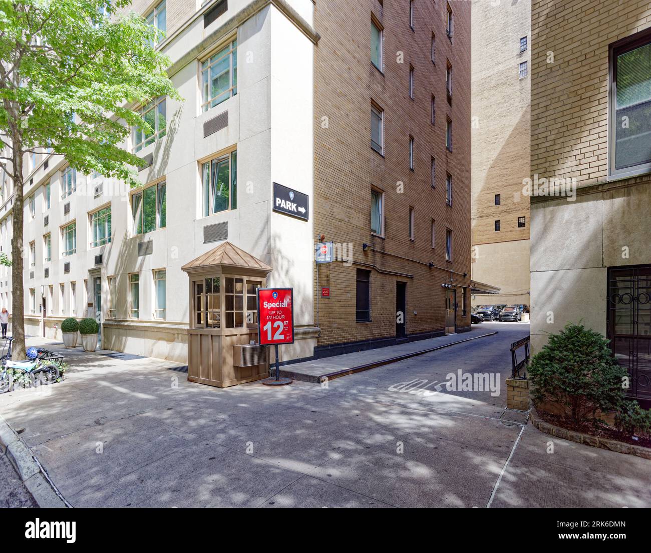 Stone High Rise UES Historic District: Emery Roth designed 880 Fifth Avenue, a Modern ...
