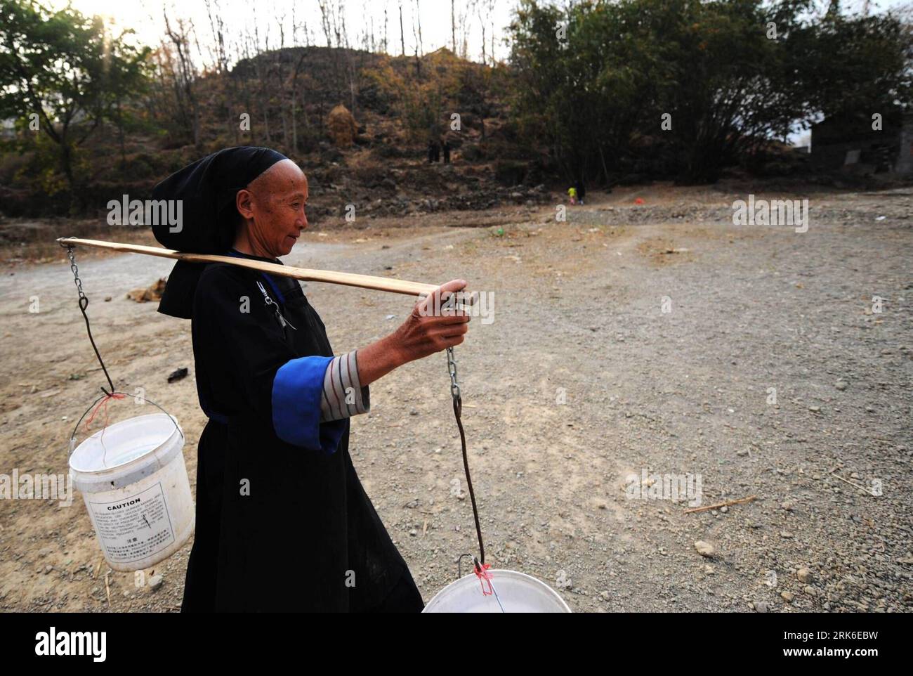 Bildnummer: 53832173  Datum: 03.03.2010  Copyright: imago/Xinhua (100303) -- QINGLONG (GUIZHOU), March 3, 2010 (Xinhua) -- A local resident carries water back home at Guimo Village in Qinglong County, southwest China s Guizhou Province, March 3, 2010. Severe drought would continue in the dry southwest, China Meteorological Administration (CMA) said on Wednesday. (Xinhua/Liu Xu) (zl) (1)CHINA-GUIZHOU-DROUGHT(CN) PUBLICATIONxNOTxINxCHN Dürre Trockenheit Kbdig xdp 2010 quer o0 Trinkwasser Wasserknappheit Trinkwasserversorgung    Bildnummer 53832173 Date 03 03 2010 Copyright Imago XINHUA  Qinglong Stock Photo