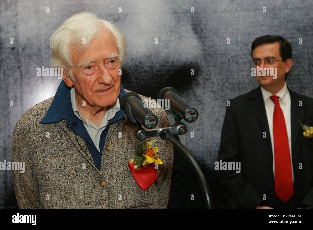 (100305) -- SHANGHAI, March 5, 2010 (Xinhua) -- French photographer Marc Riboud (L)  gives a speech to media at the opening ceremony of his personal photo exhibition in Shanghai, east China, March 5, 2010. The exhibition shows some 100 photo works by the 88-year-old photographer. (Xinhua/Zhu Liangcheng) (wyx) (CN) PUBLICATIONxNOTxINxCHN   100305 Shanghai March 5 2010 XINHUA French Photo Marc Riboud l Gives a Speech to Media AT The Opening Ceremony of His Staff Photo Exhibition in Shanghai East China March 5 2010 The Exhibition Shows Some 100 Photo Works by The 88 Year Old Photo XINHUA Zhu Lian Stock Photo