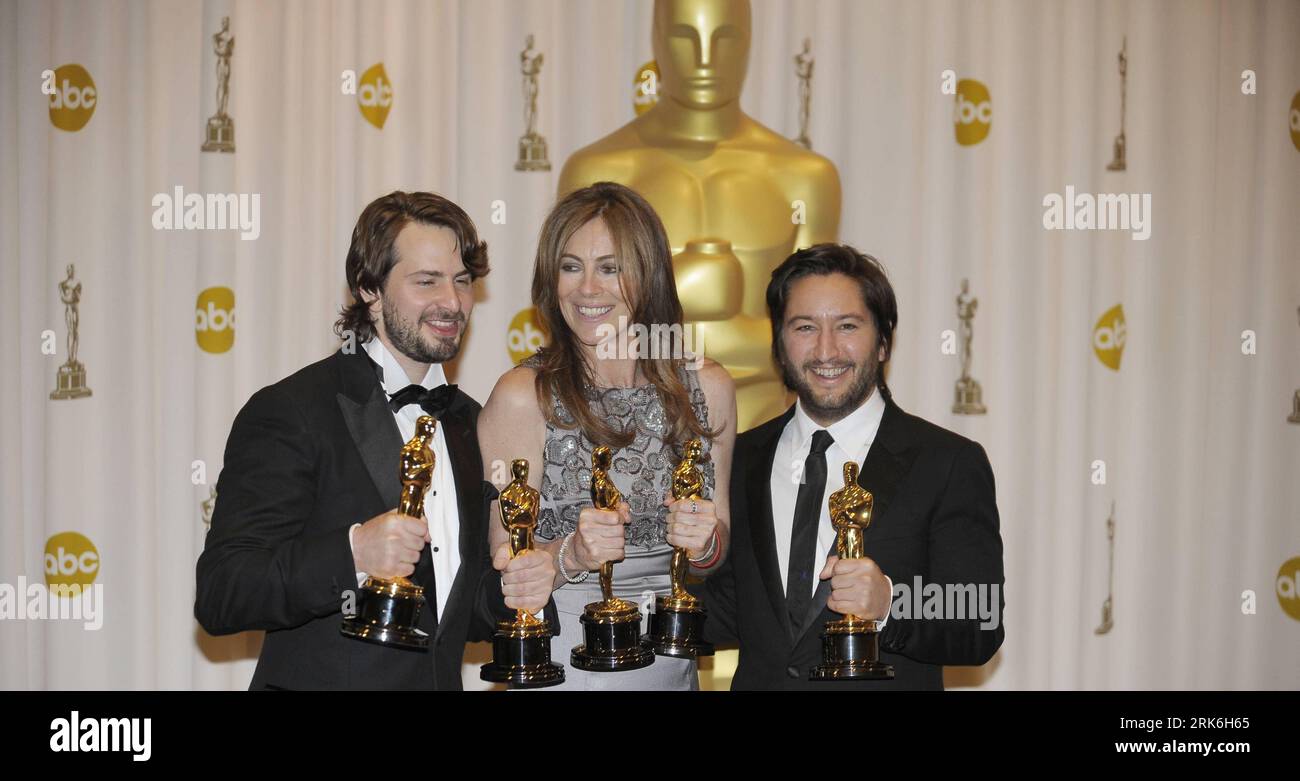 Bildnummer: 53840900  Datum: 07.03.2010  Copyright: imago/Xinhua (100307) -- HOLLYWOOD, March 8, 2010 (Xinhua) -- Kathryn Bigelow (C), Mark Boal (L) and Greg Shapiro display their trophies after winning the Best Picture of the 82nd Academy Awards for The Hurt Locker at the Kodak Theater in Hollywood, California, the United States, March 7, 2010. (Xinhua/Qi Heng) (msq) (12)US-HOLLYWOOD-OSCARS-TROPHY PUBLICATIONxNOTxINxCHN People Film 82. Annual Academy Awards Oscar Oscars Hollywood Preisträger kbdig xcb 2010 quer Highlight premiumd o0 Objekte, Trophäe    Bildnummer 53840900 Date 07 03 2010 Copy Stock Photo