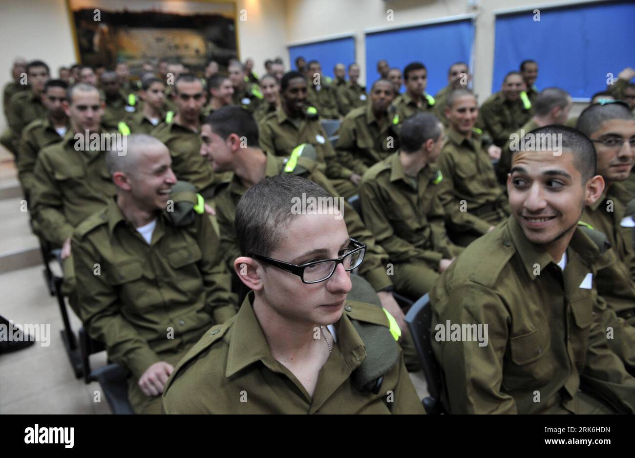 Bildnummer: 53840973  Datum: 07.03.2010  Copyright: imago/Xinhua (100307) -- JERUSALEM, March 7, 2010 (Xinhua) -- Photo taken on March 7, 2010 shows the new draftees of the Golani Brigade, elite of Israel Defense Forces (IDF), at the Meitav Base in Tel HaShomer near Tel Aviv, Israel. Since it was formed in 1948, The Golani Brigade has participated in all of Israel s major wars and nearly all major operations. (Xinhua/Yin Bogu) (gxr) (4)ISRAEL-JERUSALEM-GOLANI BRIGADE-RECRUITMENT PUBLICATIONxNOTxINxCHN Staat Militär Rekruten Eliteeinheit Elitetruppe No.1 Infanterie kbdig xdp 2010 quer     Bildn Stock Photo