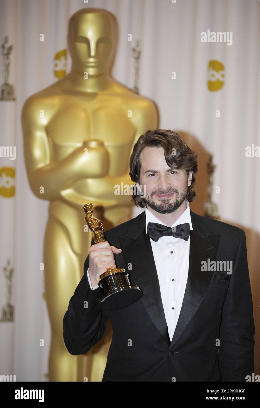 Bildnummer: 53842877  Datum: 07.03.2010  Copyright: imago/Xinhua (100308) -- HOLLYWOOD, March 8, 2010 (Xinhua) -- Mark Boal holds the trophy after winning the best Original Screenplay of the 82nd Academy Awards for The Hurt Locker at the Kodak Theater in Hollywood, California, the United States, March 7, 2010. (Xinhua/Qi Heng) (zw) (44)US-HOLLYWOOD-OSCARS-TROPHY PUBLICATIONxNOTxINxCHN People Film 82. Annual Academy Awards Oscar Oscars Preisträger Trophäe Objekte Highlight kbdig xmk 2010 hoch    Bildnummer 53842877 Date 07 03 2010 Copyright Imago XINHUA  Hollywood March 8 2010 XINHUA Mark Boal Stock Photo