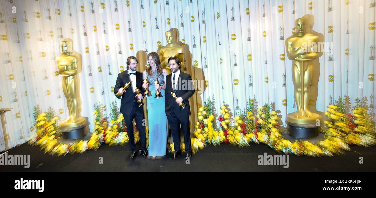 Bildnummer: 53842879  Datum: 07.03.2010  Copyright: imago/Xinhua (100308) -- HOLLYWOOD, March 8, 2010 (Xinhua) -- Kathryn Bigelow (C), Mark Boal (L) and Greg Shapiro display their trophies after winning the Best Picture of the 82nd Academy Awards for The Hurt Locker at the Kodak Theater in Hollywood, California, the United States, March 7, 2010. (Xinhua/Qi Heng) (wh) (47)US-HOLLYWOOD-OSCARS-TROPHY PUBLICATIONxNOTxINxCHN People Film 82. Annual Academy Awards Oscar Oscars Preisträger Trophäe Objekte Highlight kbdig xmk 2010 quer    Bildnummer 53842879 Date 07 03 2010 Copyright Imago XINHUA  Holl Stock Photo