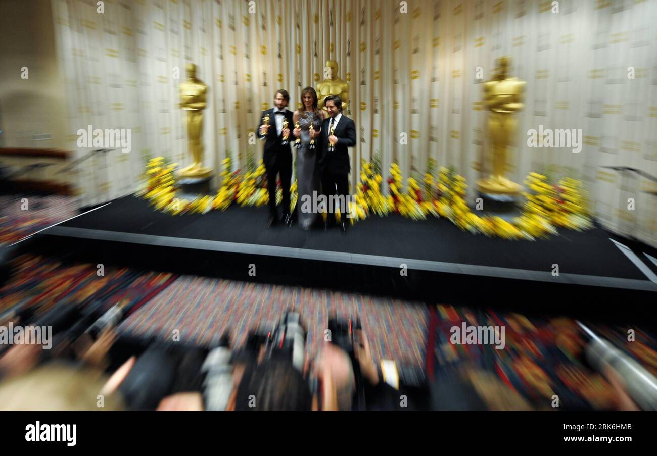 Bildnummer: 53842880  Datum: 07.03.2010  Copyright: imago/Xinhua (100308) -- HOLLYWOOD, March 8, 2010 (Xinhua) -- Kathryn Bigelow (C), Mark Boal (L) and Greg Shapiro display their trophies after winning the Best Picture of the 82nd Academy Awards for The Hurt Locker at the Kodak Theater in Hollywood, California, the United States, March 7, 2010. (Xinhua/Qi Heng) (wh) (46)US-HOLLYWOOD-OSCARS-TROPHY PUBLICATIONxNOTxINxCHN People Film 82. Annual Academy Awards Oscar Oscars Preisträger Trophäe Objekte Highlight kbdig xmk 2010 quer o0 Zoomeffekt    Bildnummer 53842880 Date 07 03 2010 Copyright Imag Stock Photo