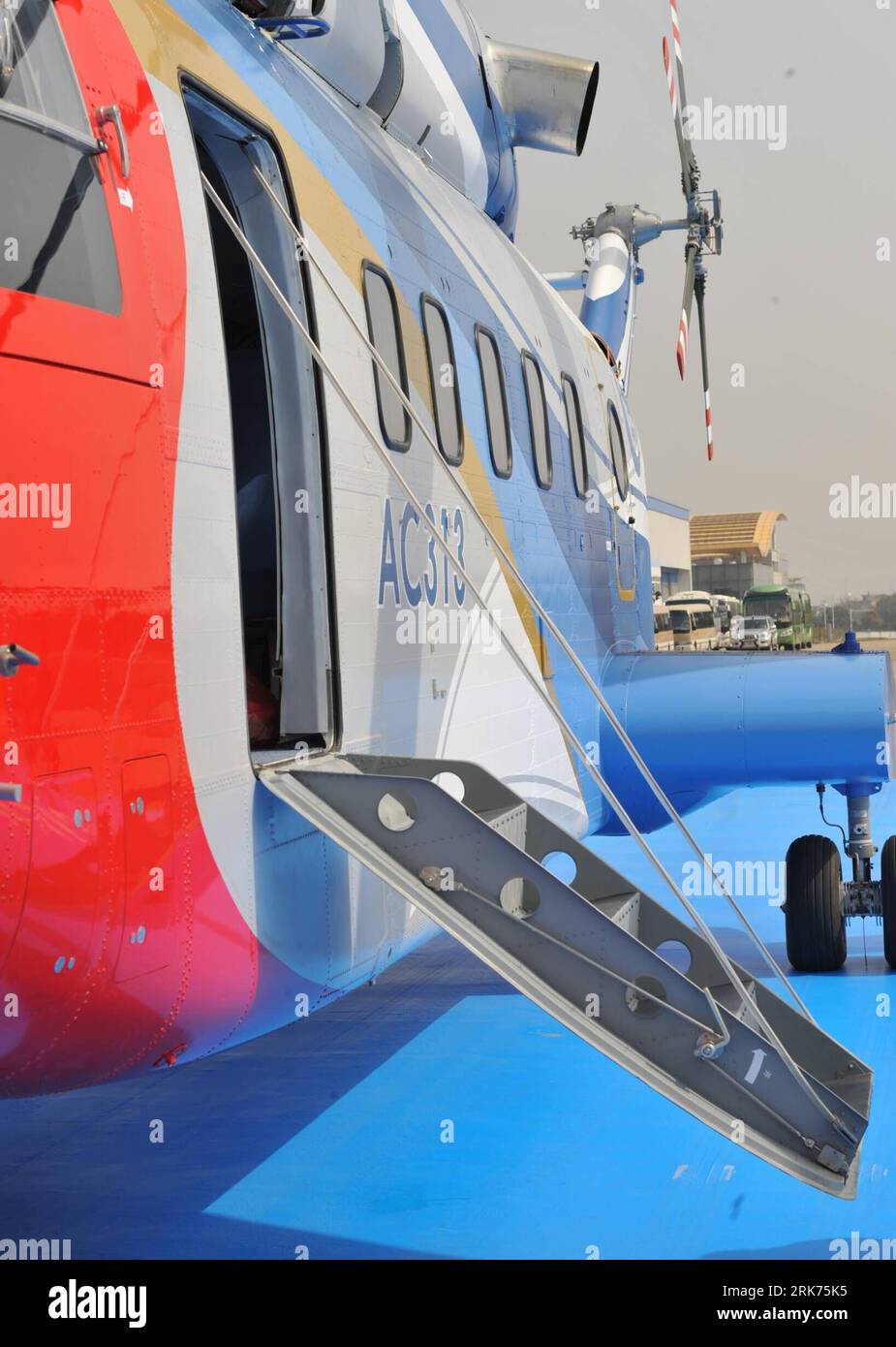 ベース From Japan Ladder helicopter hi-res stock photography and images - Page