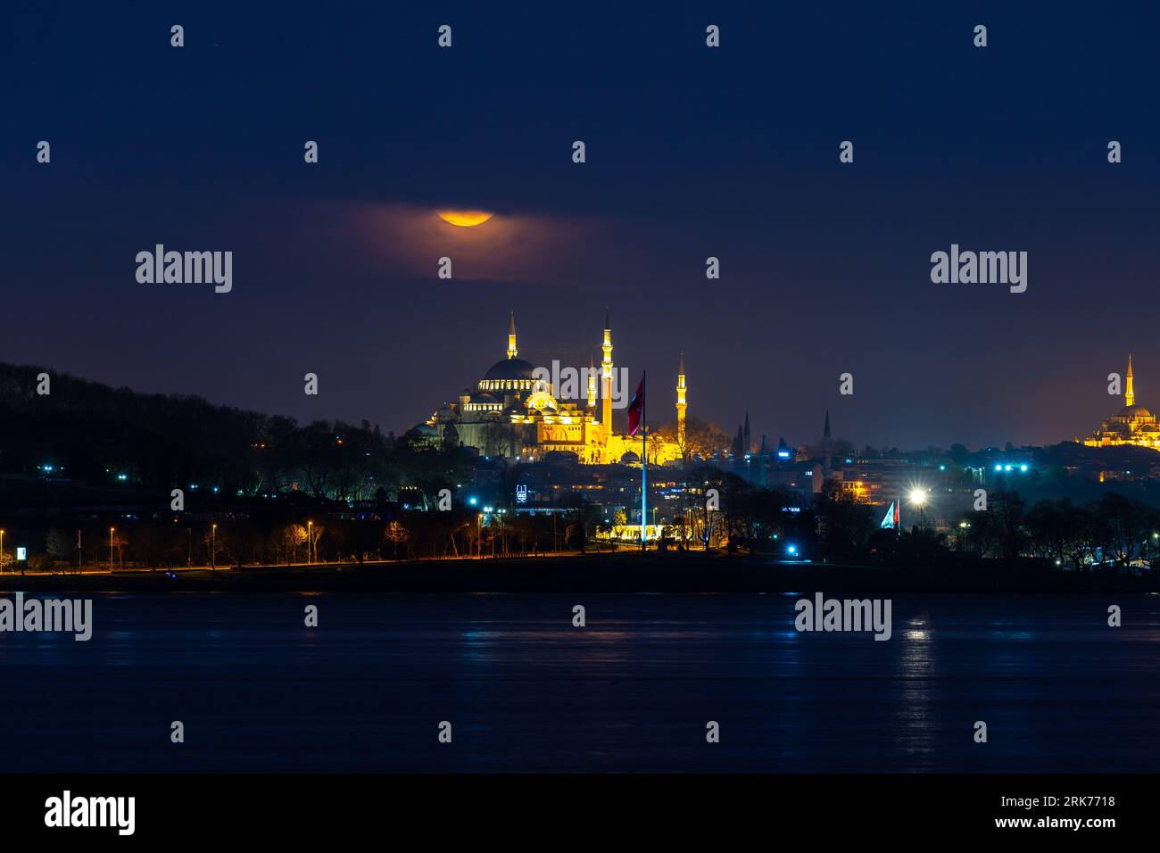 The full moon over Suleymaniye Mosque in Istanbul, Turkey Stock Photo ...