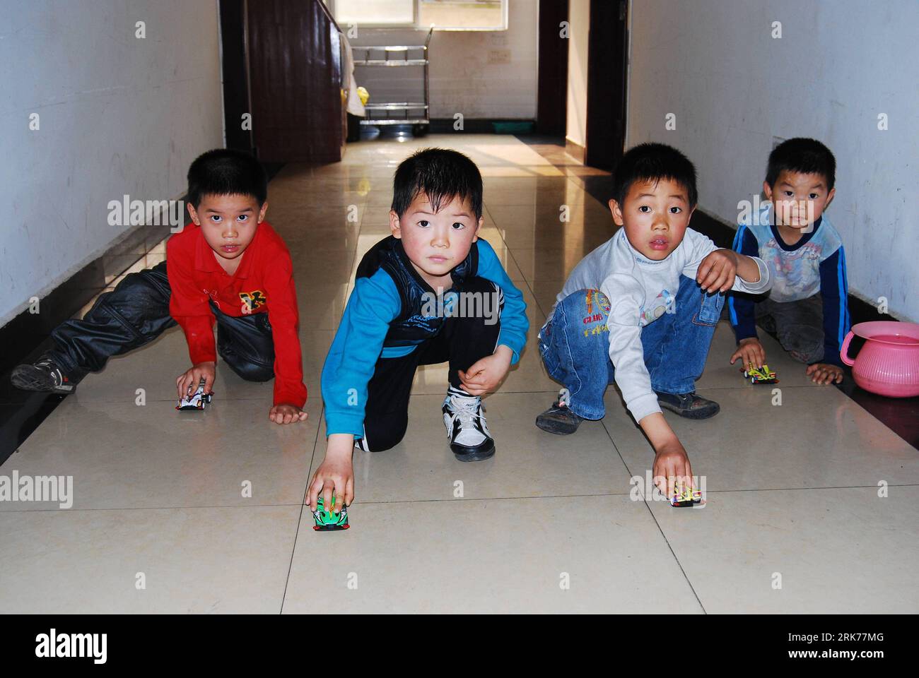 Bildnummer: 53876527  Datum: 21.03.2010  Copyright: imago/Xinhua  Several lead-poisoned children receiving therapy at the Chenzhou Municipal Hospital of Traditional Chinese Medicine play games on the corridor, as most of the patients were in stable condition in Chenzhou, central China s Hunan Province, March 21, 2010. The Chenzhou Municipal Hospital of Traditional Chinese Medicine received 10 more children Sunday, bringing the number of patients tested to have excessive levels of lead in their blood to 29, 28 of whom were below the age of 14. The cases emerged about 10 months after 254 childre Stock Photo