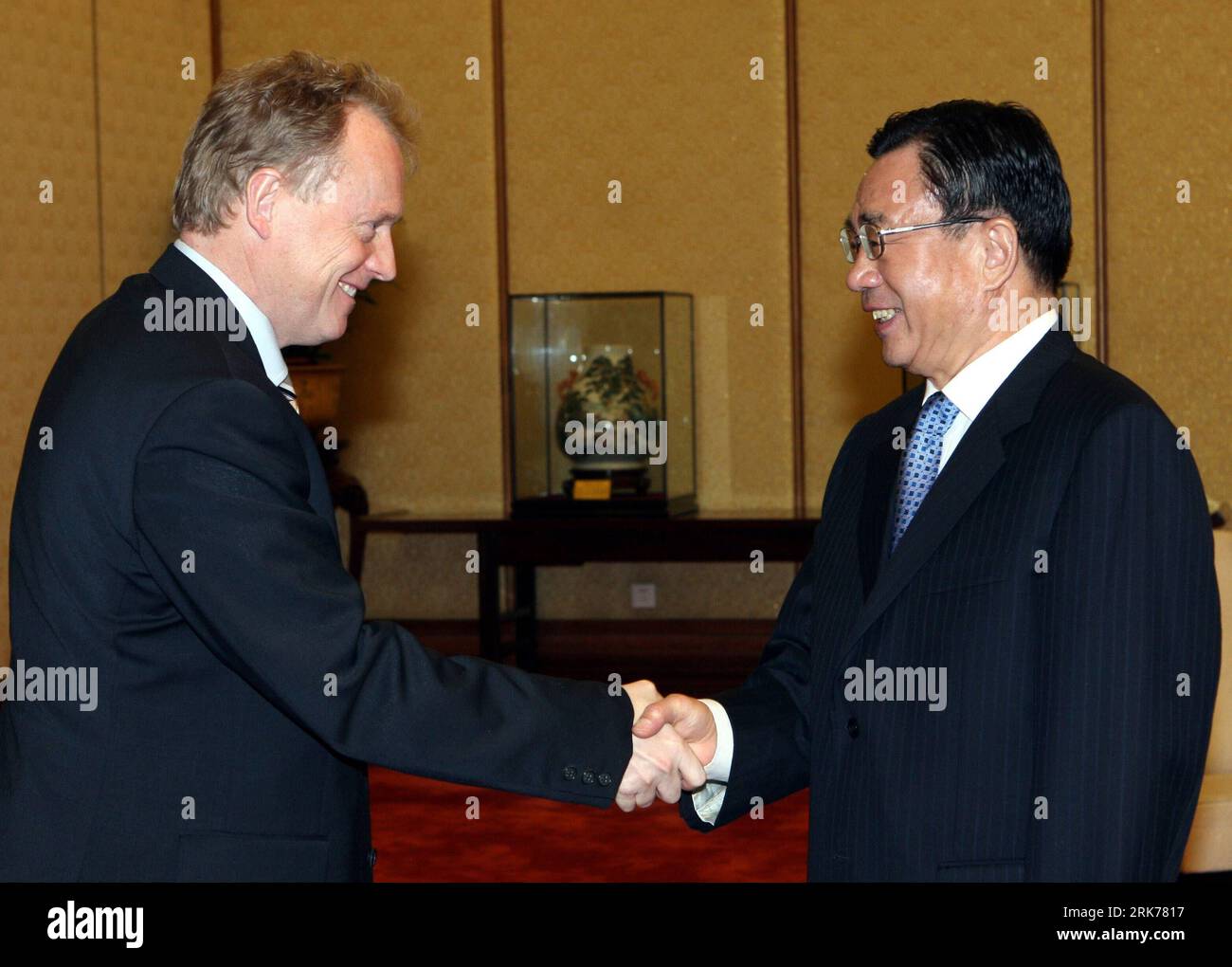 Bildnummer: 53878687  Datum: 22.03.2010  Copyright: imago/Xinhua  He Guoqiang (R), a member of the Standing Committee of the Communist Party of China (CPC) Central Committee Political Bureau, also head of the CPC Central Commission for Discipline Inspection, meets with Raymond Johansen, general secretary of Norwegian Labor Party, at the Great Hall of the in Beijing, capital of China, on March 22, 2010. (Xinhua/Yao Dawei) (nxl) CHINA-NORWAY-HE GUOQIANG-RAYMOND JOHANSEN-MEETING (CN) PUBLICATIONxNOTxINxCHN People Politik Kbdig xdp 2010 quer premiumd xint    Bildnummer 53878687 Date 22 03 2010 Cop Stock Photo