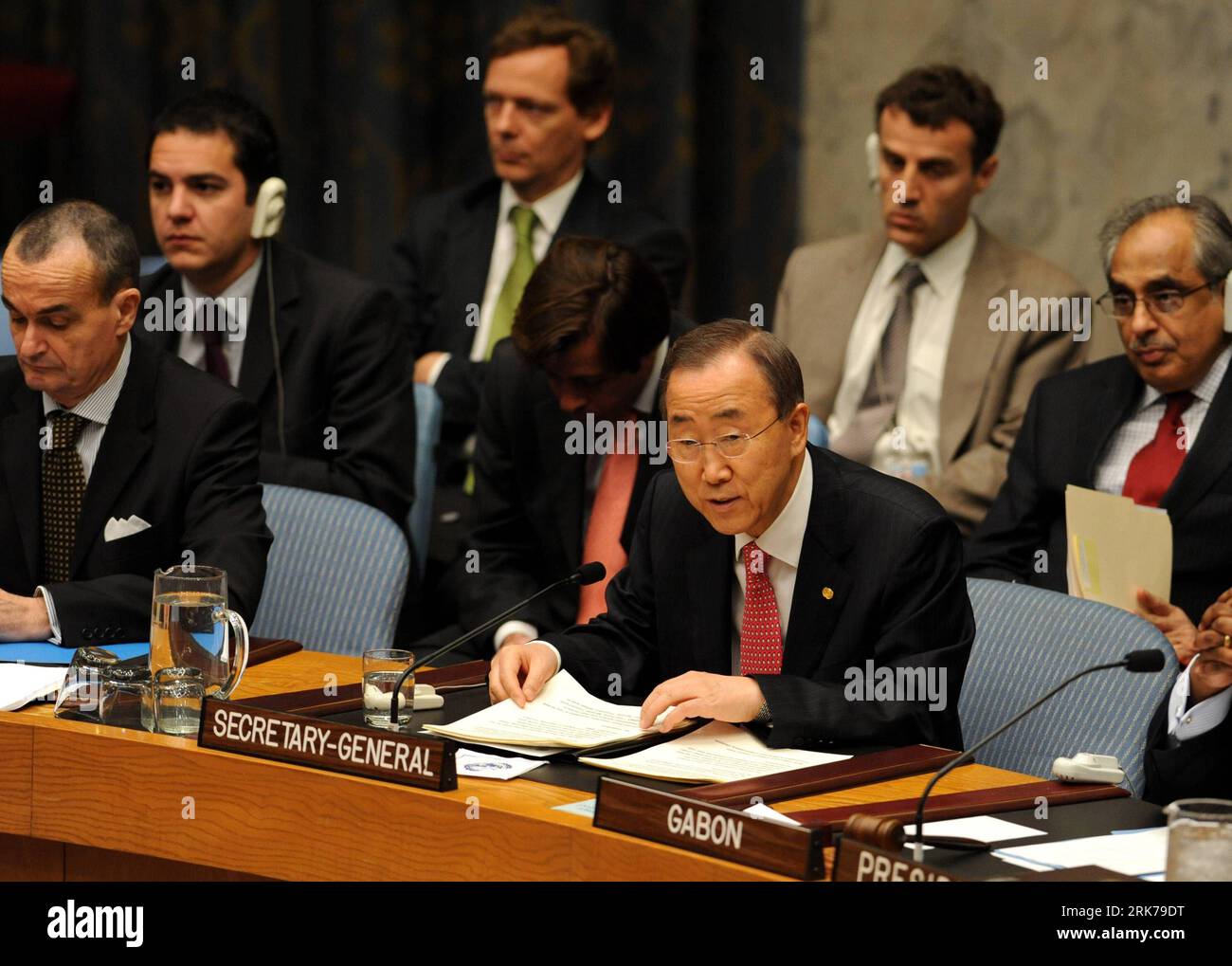 Bildnummer: 53886286  Datum: 24.03.2010  Copyright: imago/Xinhua (100324) -- NEW YORK, March 24, 2010 (Xinhua) -- UN Secretary-General Ban Ki-moon (Front R) briefs his recent visit to the Middle East during a Security Council meeting at the UN headquarters in New York, the United States, March 24, 2010. Ban Ki-moon on Wednesday called on Israelis and Palestinians to start negotiations immediately and to take measures to avoid disruptions by extremists. (Xinhua/Shen Hong) (gxr) (1)U.S.-NEW YORK-UN-BAN KI-MOON-ISRAELE AND PALESTINE PUBLICATIONxNOTxINxCHN Politik People premiumd xint kbdig xng 20 Stock Photo