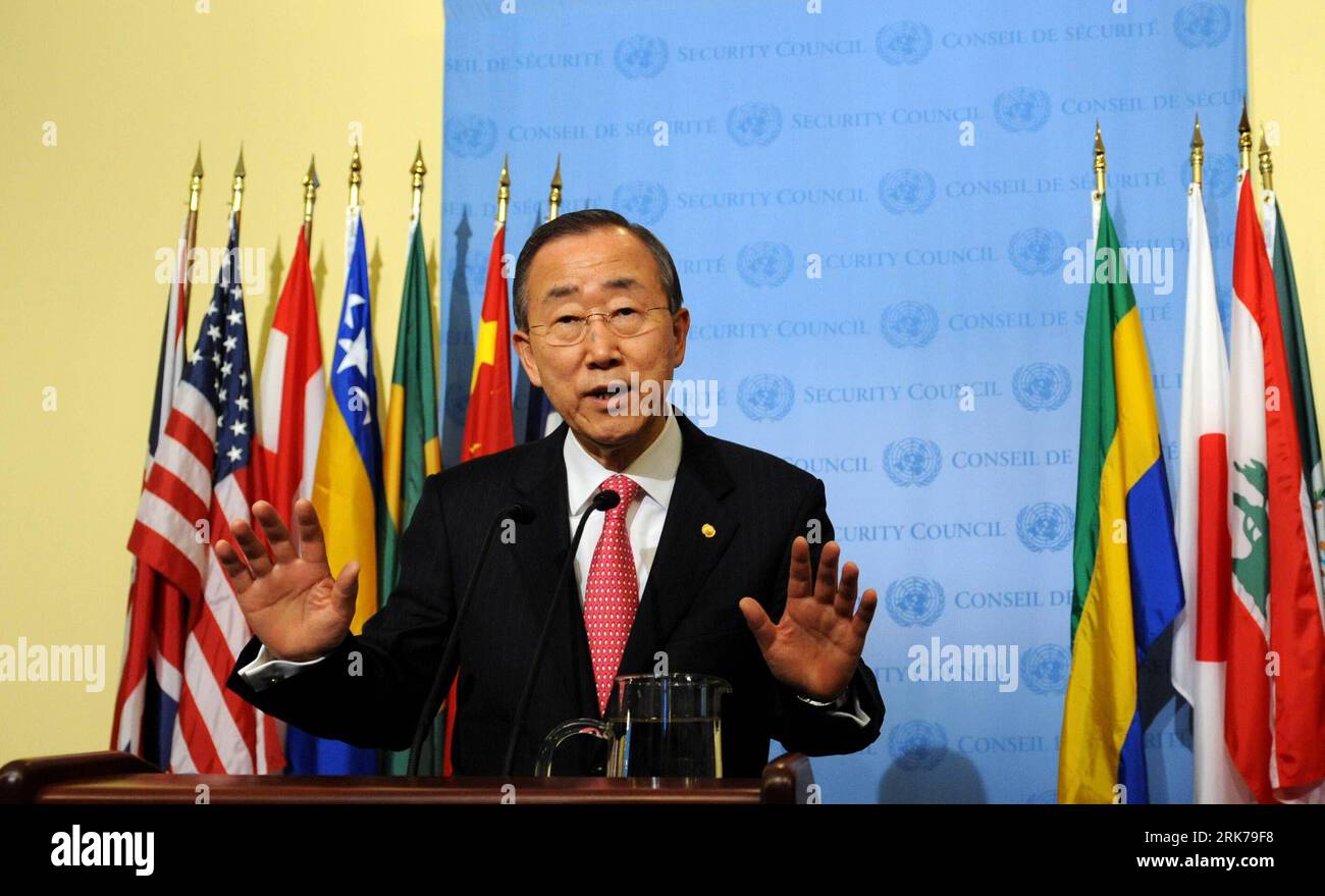 (100324) -- NEW YORK, March 24, 2010 (Xinhua) -- UN Secretary-General Ban Ki-moon speaks to the media after briefing his recent visit to the Middle East during a Security Council meeting at the UN headquarters in New York, the United States, March 24, 2010. Ban Ki-moon on Wednesday called on Israelis and Palestinians to start negotiations immediately and to take measures to avoid disruptions by extremists. (Xinhua/Shen Hong) (gxr) (3)U.S.-NEW YORK-UN-BAN KI-MOON-ISRAELE AND PALESTINE PUBLICATIONxNOTxINxCHN   100324 New York March 24 2010 XINHUA UN Secretary General Ban KI Moon Speaks to The Me Stock Photo