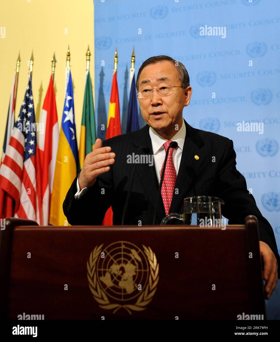 Bildnummer: 53886284  Datum: 24.03.2010  Copyright: imago/Xinhua (100324) -- NEW YORK, March 24, 2010 (Xinhua) -- UN Secretary-General Ban Ki-moon speaks to the media after briefing his recent visit to the Middle East during a Security Council meeting at the UN headquarters in New York, the United States, March 24, 2010. Ban Ki-moon on Wednesday called on Israelis and Palestinians to start negotiations immediately and to take measures to avoid disruptions by extremists. (Xinhua/Shen Hong) (gxr) (4)U.S.-NEW YORK-UN-BAN KI-MOON-ISRAELE AND PALESTINE PUBLICATIONxNOTxINxCHN Politik People premiumd Stock Photo