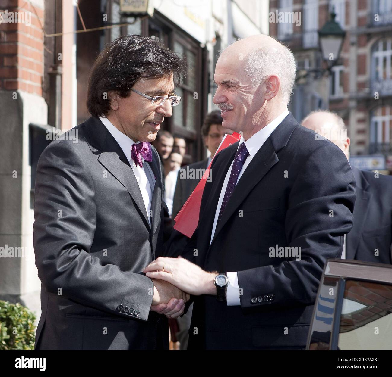 Bildnummer: 53891096  Datum: 25.03.2010  Copyright: imago/Xinhua (100325) -- BRUSSELS, March 25, 2010 -- Greek Prime Minister George Papandreou (R) shakes hands with Belgian Socialist Party chairman Elio Di Rupo at a Socialist Party Group (PSE) meeting prior to the European summit in Brussels, capital of Belgium, March 25, 2010. Papandreou on Thursday urged European Union leaders to stabilize the euro while the cash-strapped country determines to continue a program to cut its ballooning budget deficit. (Xinhua/Thierry Monasse) (ypf) (1)EU-BRUSSELS-SUMMIT PUBLICATIONxNOTxINxCHN People Politik k Stock Photo