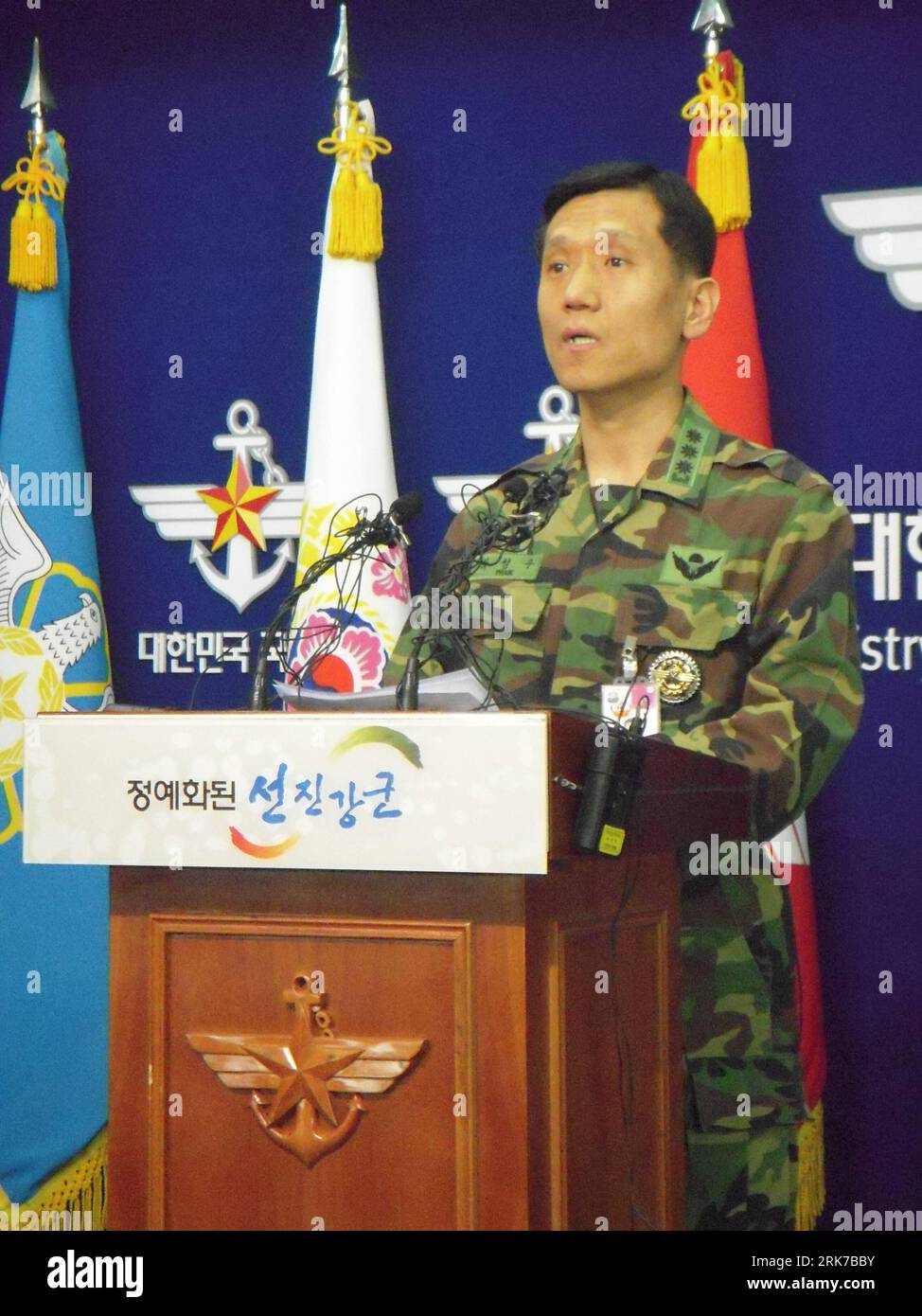 Bildnummer: 53896095  Datum: 27.03.2010  Copyright: imago/Xinhua (100327) -- SEOUL, March 27, 2010 (Xinhua) -- South Korean Joint Chiefs of Staff spokesman Park Sung-woo addresses a press conference in Seoul, South Korea, March 27, 2010. The South Korean naval vessel Cheonan with 104 crew members onboard sank into waters off the west coast of the Korean Peninsula late Friday due to an unknown cause, local media reported, citing naval officials. (Xinhua/Newsis)(axy) (4)SOUTH KOREA-NAVAL VESSEL-SINK PUBLICATIONxNOTxINxCHN People Politik kbdig xsk 2010 hoch o0 Südkorea // Nordkorea Torpedo Angrif Stock Photo