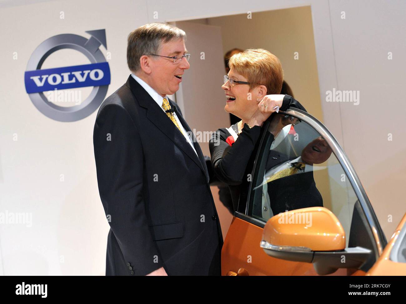Bildnummer: 53899894  Datum: 28.03.2010  Copyright: imago/Xinhua (100328) -- GOTEBORG, March 28, 2010 (Xinhua) -- Lewis Booth (L), CFO of Ford Motor Company, talks with Maud Olofsson, Swedish deputy prime minister and minister for enterprise and energy, after the signing ceremony in Goteborg of Sweden, March 28, 2010. China s Zhejiang Geely Holding Group signed a deal with Ford Motor Co. here on Sunday on the takeover of Sweden s Volvo Cars. (Xinhua/Wu Wei) (zl) (12)SWEDEN-GOTEBORG-CHINA-GEELY-DEAL-VOLVO PUBLICATIONxNOTxINxCHN Wirtschaft People Kauf Verkauf Göteborg kbdig xng 2010 quer premium Stock Photo
