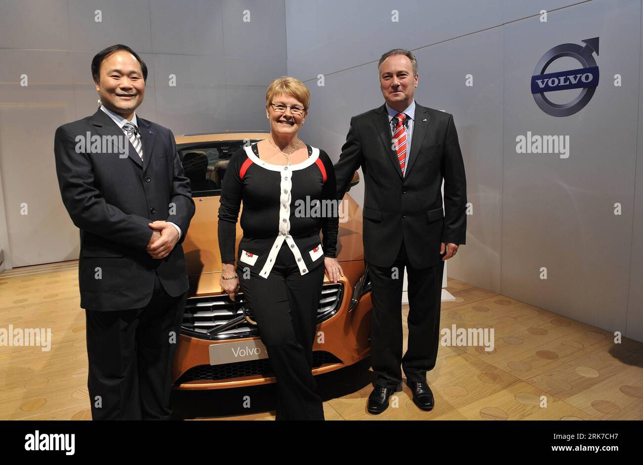 100328 -- GOTEBORG, March 28, 2010 Xinhua -- Geely Chairman Li Shufu L, Swedish Deputy Prime Minister and Minister for Enterprise and Energy Maud Olofsson C and Volvo Cars Chief Executive Officer Stephen Odell attend a press conference after the signing ceremony in Goteborg of Sweden, March 28, 2010. China s Zhejiang Geely Holding Group signed a deal worth 1.8 billion U.S. dollars with Ford Motor Co. here Sunday to acquire the U.S. auto giant s Volvo car unit. Xinhua/Wu Wei zl 22SWEDEN-GOTEBORG-CHINA-GEELY-DEAL-VOLVO PUBLICATIONxNOTxINxCHN Stock Photo