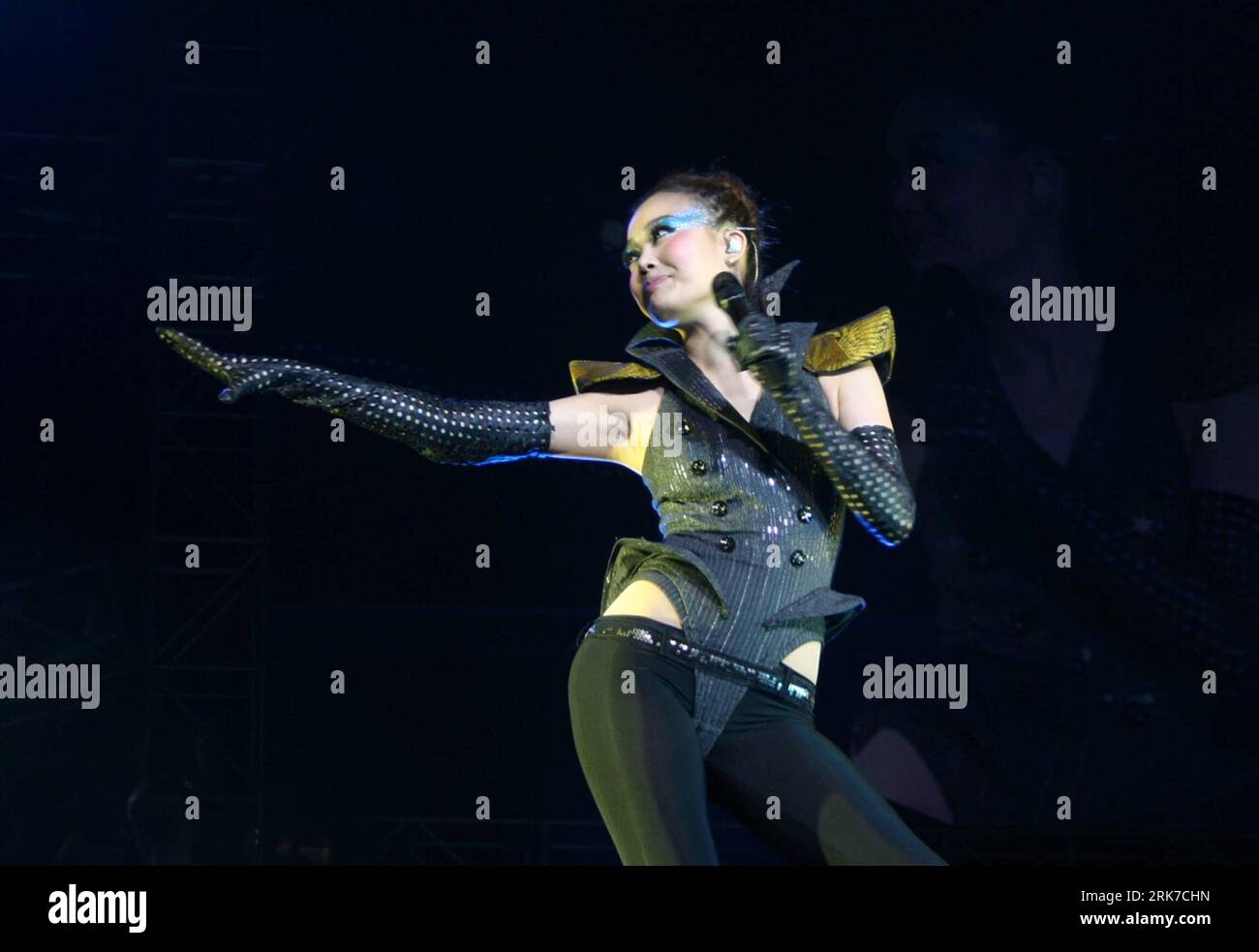 Bildnummer: 53900537  Datum: 28.03.2010  Copyright: imago/Xinhua Hong Kong pop star singer Joey Yung Cho-Yee performs at her live concert in Sydney, March 28, 2010. (Xinhua/Tang Ming) (zhs) (2)AUSTRALIA-SYDNEY-JOEY YUNG-CONCERT PUBLICATIONxNOTxINxCHN Kultur People Musik Aktion kbdig xng 2010 quer    Bildnummer 53900537 Date 28 03 2010 Copyright Imago XINHUA Hong Kong Pop Star Singer Joey Yung Cho Yee performs AT her Live Concert in Sydney March 28 2010 XINHUA Tang Ming  2 Australia Sydney Joey Yung Concert PUBLICATIONxNOTxINxCHN Culture Celebrities Music Action shot Kbdig xng 2010 horizontal Stock Photo