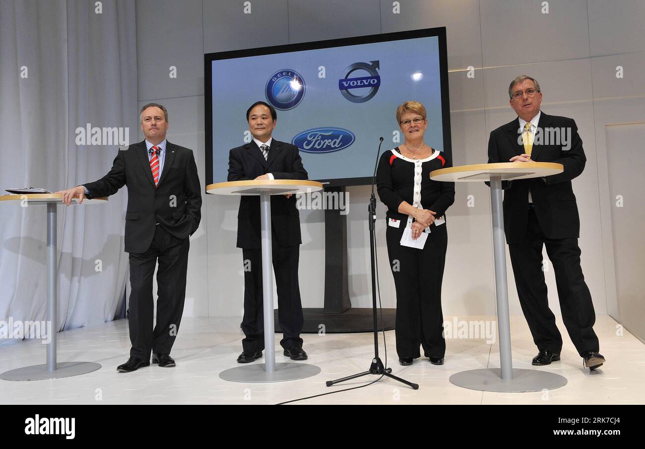 Bildnummer: 53899898  Datum: 28.03.2010  Copyright: imago/Xinhua (100328) -- GOTEBORG, March 28, 2010 (Xinhua) -- Volvo Cars Chief Executive Officer Stephen Odell, Geely Chairman Li Shufu, Swedish Deputy Prime Minister and Minister for Enterprise and Energy Maud Olofsson and CFO of Ford Motor Company Lewis Booth (From Left to Right) attend a press conference after the signing ceremony in Goteborg of Sweden, March 28, 2010. China s Zhejiang Geely Holding Group signed a deal worth 1.8 billion U.S. dollars with Ford Motor Co. here Sunday to acquire the U.S. auto giant s Volvo car unit. (Xinhua/Wu Stock Photo