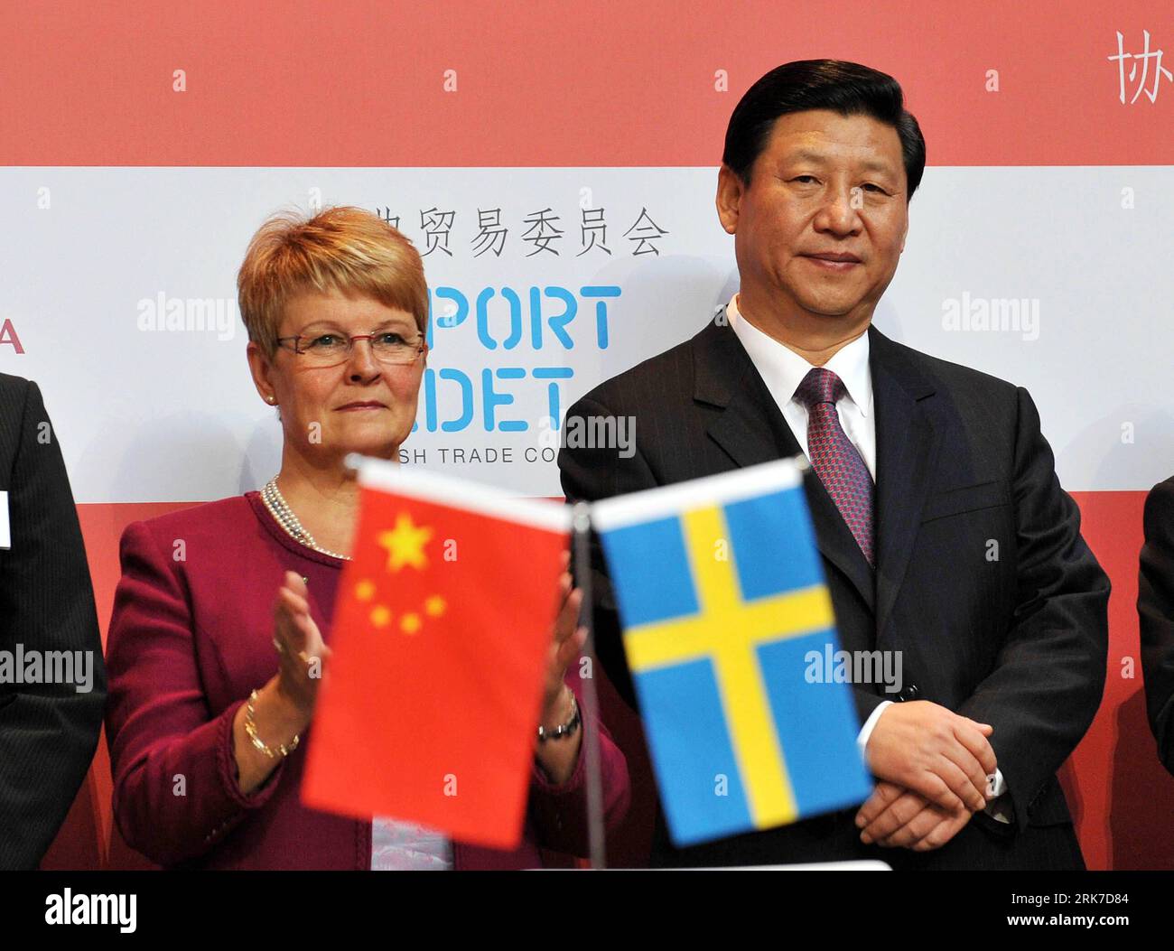 Bildnummer: 53901350  Datum: 29.03.2010  Copyright: imago/Xinhua (100329) -- STOCKHOLM, March 29, 2010 (Xinhua) -- Chinese Vice President Xi Jinping (R) and Swedish Deputy Prime Minister Maud Olofsson attend the signing ceremony of agreements between Chinese and Swedish enterprises, in Stockholm March 29, 2010. (Xinhua/Wu Wei) (zcc) SWEDEN-CHINA-XI JINPING-SIGNING CEREMONY PUBLICATIONxNOTxINxCHN People Politik premiumd xint kbdig xsk 2010 quer     Bildnummer 53901350 Date 29 03 2010 Copyright Imago XINHUA  Stockholm March 29 2010 XINHUA Chinese Vice President Xi Jinping r and Swedish Deputy Pr Stock Photo