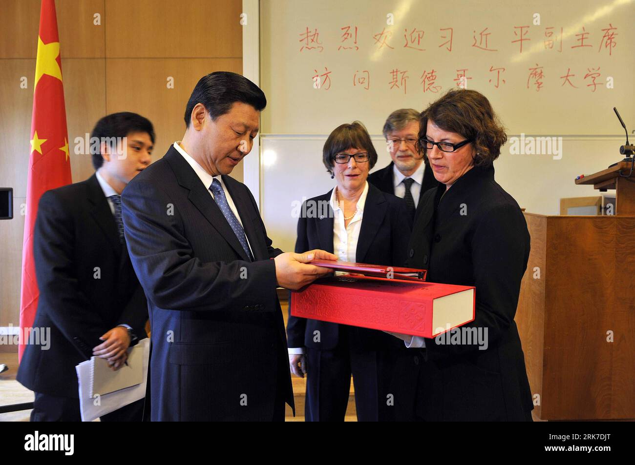 Bildnummer: 53903724  Datum: 30.03.2010  Copyright: imago/Xinhua (100330) -- STOCKHOLM, March 30, 2010 (Xinhua) -- Chinese Vice President Xi Jinping (L Front) sends digital book as a gift while visiting Nordic Confucius Institute of Stockholm University in Stockholm, Sweden, March 30, 2010. (Xinhua/Wu Wei) (zl) (4)SWEDEN-CHINA-XI JINPING-VISIT PUBLICATIONxNOTxINxCHN People Politik kbdig xsk 2010 quer     Bildnummer 53903724 Date 30 03 2010 Copyright Imago XINHUA  Stockholm March 30 2010 XINHUA Chinese Vice President Xi Jinping l Front sends Digital Book As a Poison while Visiting Nordic Confuc Stock Photo