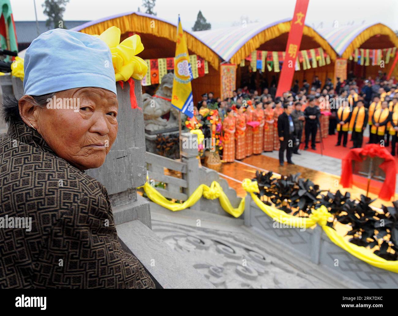 Bildnummer: 53905658  Datum: 30.03.2010  Copyright: imago/Xinhua (100330) -- LINGBAO, March 30, 2010 (Xinhua) -- An elder is seen at the commemoration of 2581st anniversary of Lao Tzu s birthday in Lingbao, city of north China s Henan Province, on March 30, 2010. Lao Tzu is the founder of Daoism and author of the classic Daoism piece Tao Te Ching, the universal Taoist text book written in only 5,000 ancient Chinese characters and containing topics ranging from political advice and practical wisdom. (Xinhua/Wang Song) (zcq) (7)CHINA-HENAN-LAO TZU-COMMEMORATION (CN) PUBLICATIONxNOTxINxCHN Geburt Stock Photo