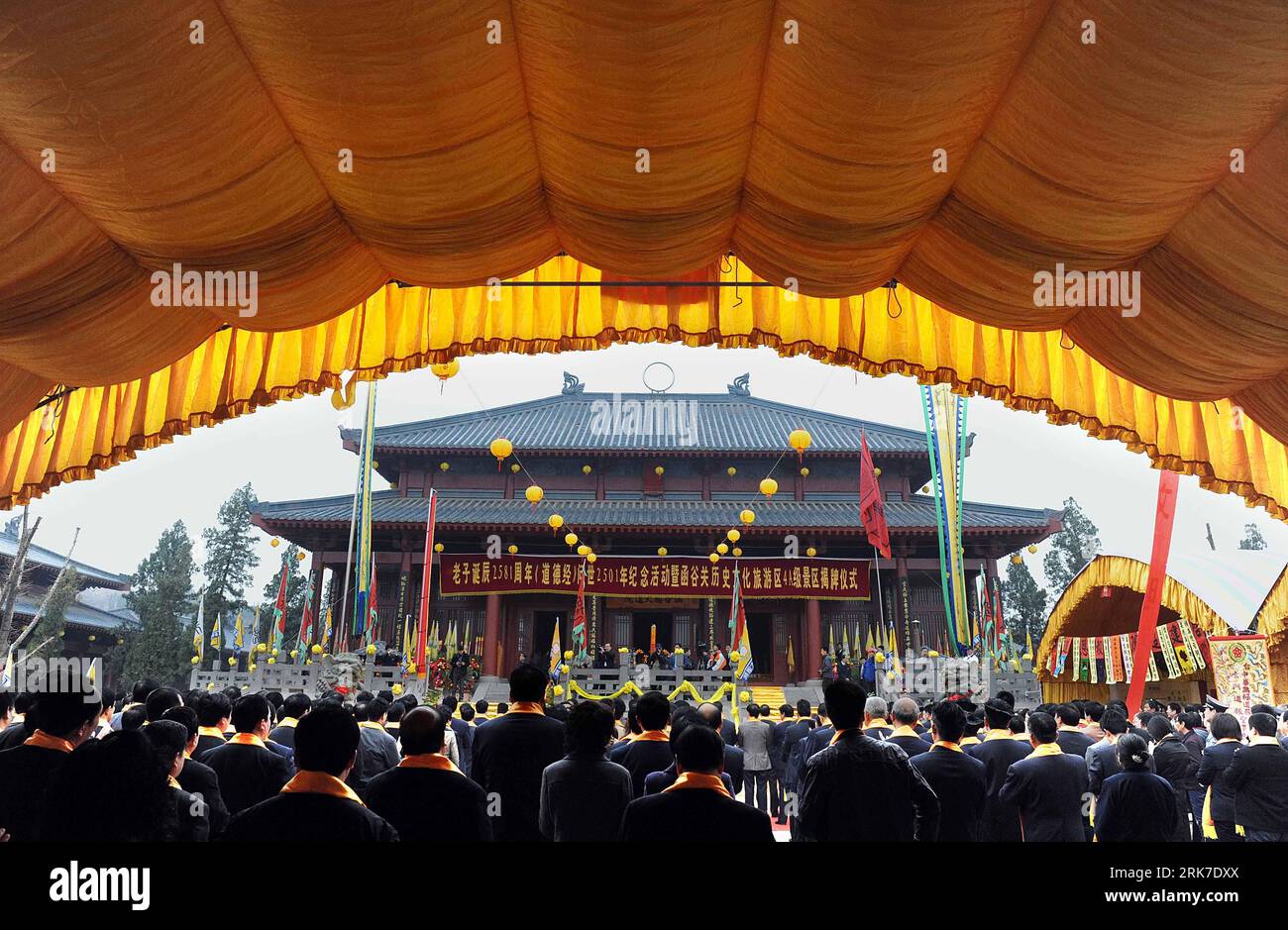 Bildnummer: 53905653  Datum: 30.03.2010  Copyright: imago/Xinhua (100330) -- LINGBAO, March 30, 2010 (Xinhua) -- Delegates attend the commemoration of 2581st anniversary of Lao Tzu s birthday in Lingbao, city of north China s Henan Province, on March 30, 2010. Lao Tzu is the founder of Daoism and author of the classic Daoism piece Tao Te Ching, the universal Taoist text book written in only 5,000 ancient Chinese characters and containing topics ranging from political advice and practical wisdom. (Xinhua/Wang Song) (zcq) (1)CHINA-HENAN-LAO TZU-COMMEMORATION (CN) PUBLICATIONxNOTxINxCHN Geburtsta Stock Photo