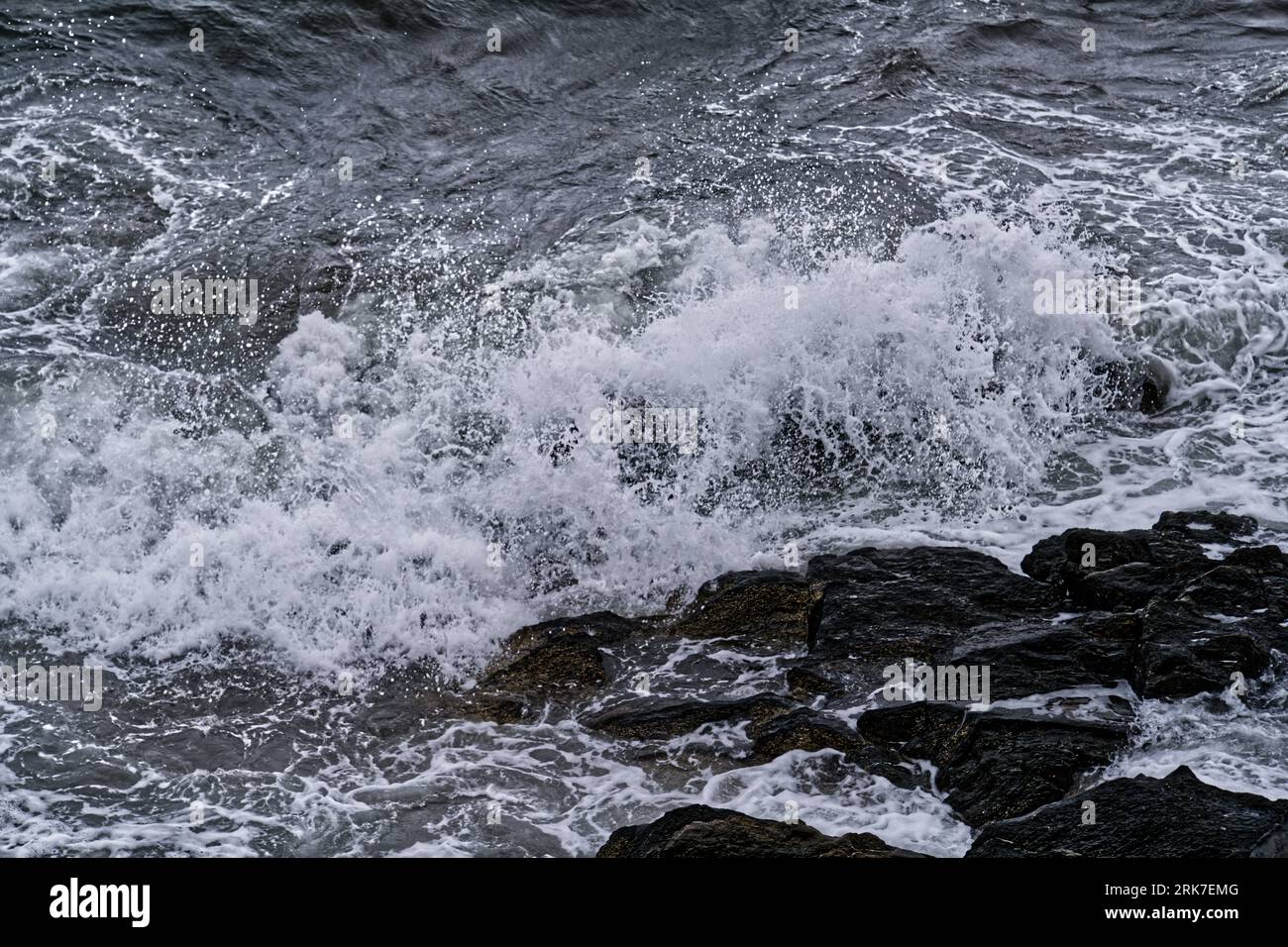 Jagged rocks sea waves hi-res stock photography and images - Alamy