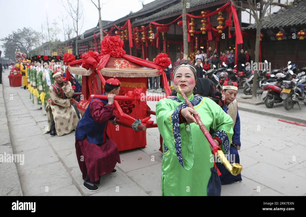 Bildnummer: 53910235  Datum: 31.03.2010  Copyright: imago/Xinhua (100401) -- LANGZHONG, April 1, 2010 (Xinhua) -- The newly-weds dressed in traditional suits is on parade during a traditional wedding ceremony in Langzhong City, southwest China s Sichuan Province, March 31, 2010. A traditional wedding featuring folk custom dating back to the Qing Dynasty (1644-1911) was held here on Wednesday. (Xinhua/Chen Yong) (ly) (4)CHINA-LANGZHONG-TRADITIONAL WEDDING-FOLK CULTURE (CN) PUBLICATIONxNOTxINxCHN Tradition Gesellschaft Land und Leute Hochzeit Trauung Kostüm kbdig xdp 2010 quer    Bildnummer 5391 Stock Photo