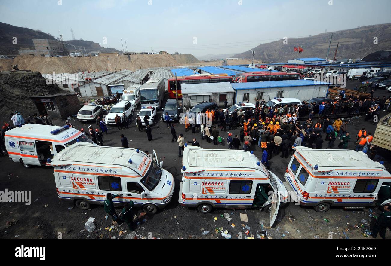 Bildnummer: 53913181  Datum: 03.04.2010  Copyright: imago/Xinhua (100403) -- XIANGNING (SHANXI), April 3, 2010 (Xinhua) -- Ambulances are standing by with medical staff to ensure immediate treatment once the trapped miners are rescued at the Wangjialing Coal Mine in Xiangning County, north China s Shanxi Province, April 3, 2010. Seven rescuers entered the flooded shaft at 1:12 p.m. on Saturday with boats and other floatation devices to start the search for 153 trapped miners. (Xinhua/Yan Yan) (wjd) (5)CHINA-SHANXI-WANGJIALING COAL MINE-RESCUE-SEARCH(CN) PUBLICATIONxNOTxINxCHN Gesellschaft Ungl Stock Photo