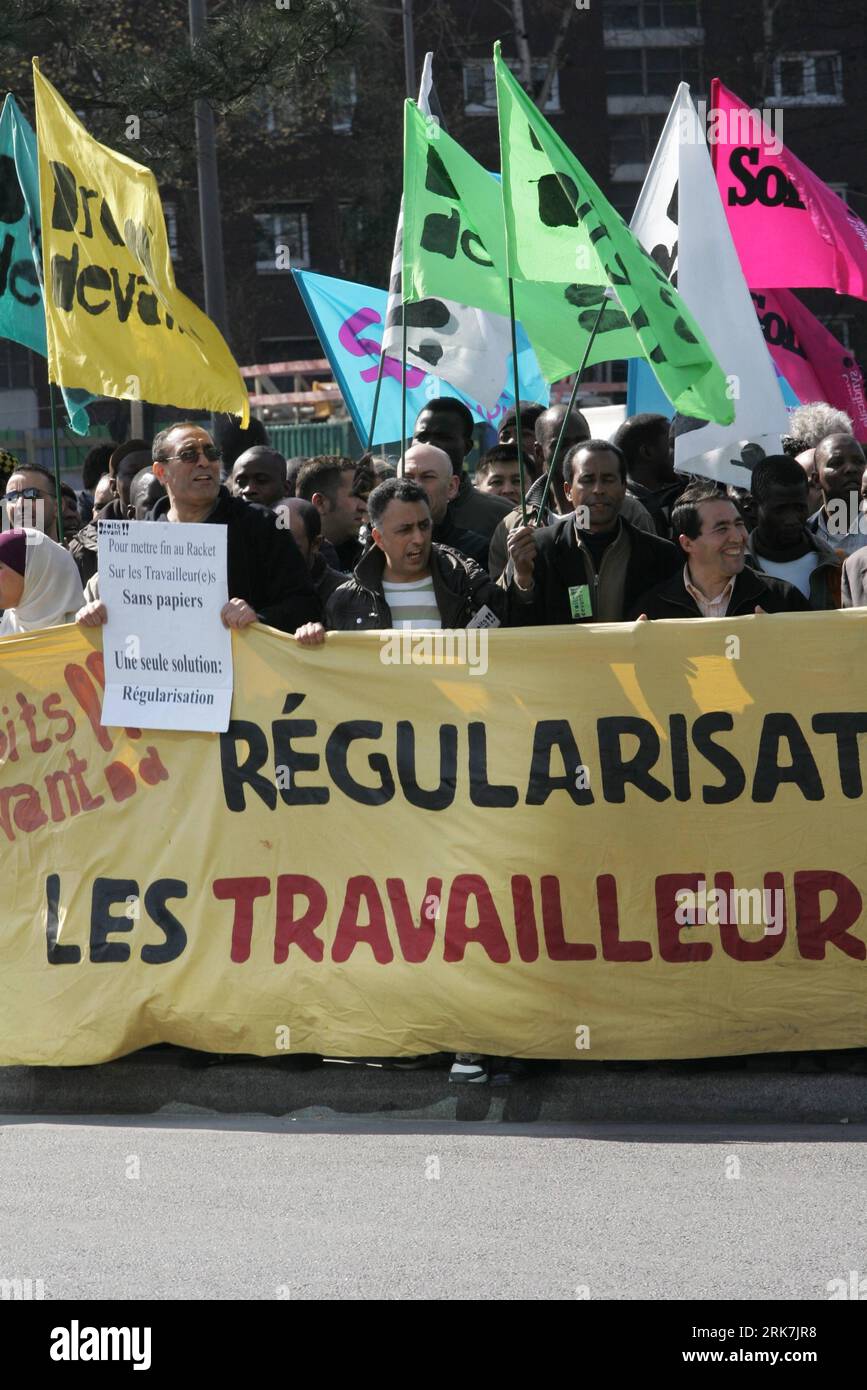 Bildnummer: 53921601  Datum: 06.04.2010  Copyright: imago/Xinhua (100406) -- PARIS, April 6, 2010 (Xinhua) -- without work permits protest against a bill raised  on March 31 to toughen immigration rules and impose strict penalties on anyone employing foreigners without work permits, in Paris, capital of France, April 6, 2010. (Xinhua/Jonathan Reboah) (gxr) (3)FRANCE-PARIS-PROTEST-IMMIGRATION RULES PUBLICATIONxNOTxINxCHN Politik FRA Demo Protest Sans Papiers Asylbewerber Migranten illegal illegale kbdig xng 2010 hoch    Bildnummer 53921601 Date 06 04 2010 Copyright Imago XINHUA  Paris April 6 2 Stock Photo