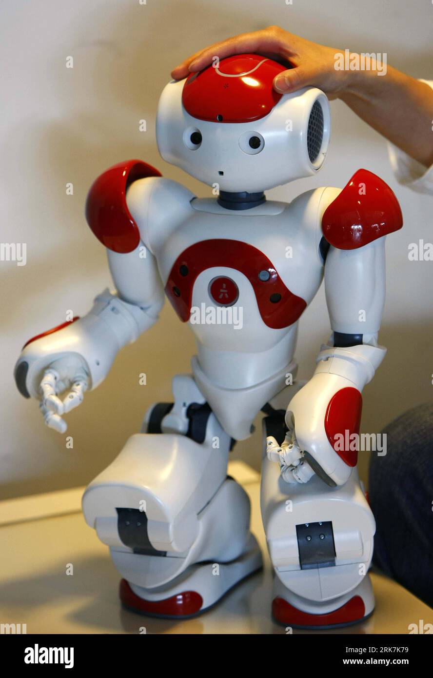 Bildnummer: 53923448  Datum: 06.04.2010  Copyright: imago/Xinhua (100407) -- PARIS, April 7, 2010 (Xinhua) -- A robot named Nao and developed by France s Aldebaran company is displayed to in Paris April 6, 2010. The robot can speak fluent English, French and Chinese. It will be displayed at the Shanghai World Expo as the mascot of French Pavilion. (Xinhua/Zhang Yuwei) (dyw) (5)FRANCE-PARIS-ROBOT-SHANGHAI WORLD EXPO PUBLICATIONxNOTxINxCHN Gesellschaft Wirtschaft Weltausstellung Roboter kbdig xub 2010 hoch     Bildnummer 53923448 Date 06 04 2010 Copyright Imago XINHUA  Paris April 7 2010 XINHUA Stock Photo
