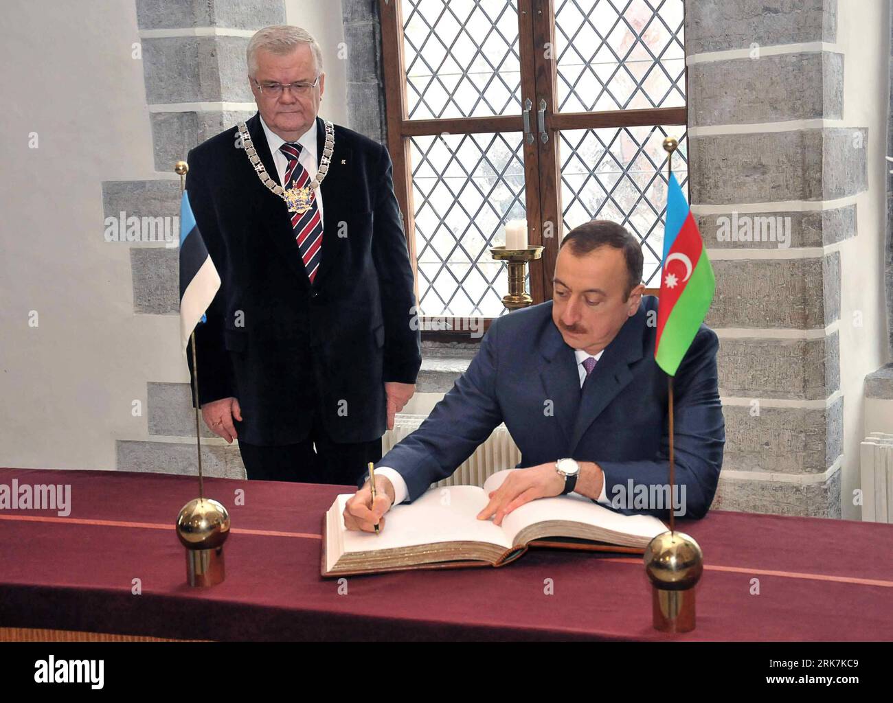 Bildnummer: 53923732  Datum: 07.04.2010  Copyright: imago/Xinhua (100407) -- TALLINN, April 7, 2010 (Xinhua) -- Edgar Savisaar (L), mayor of Tallinn, meets with visiting Azerbaijani President Ilham Aliyev in Tallinn, capital of Estonia, April 7, 2010. Ilham Aliyev arrived in Tallinn for a 3-day official visit on Wednesday. (Xinhua/Viktor Vesterinen) (wh) ESTONIA-AZERBAIJAN-DIPLOMACY PUBLICATIONxNOTxINxCHN People Politik premiumd xint kbdig xsk 2010 quer o0 eintragen schreiben Goldenes Buch    Bildnummer 53923732 Date 07 04 2010 Copyright Imago XINHUA  Tallinn April 7 2010 XINHUA Edgar  l Mayor Stock Photo