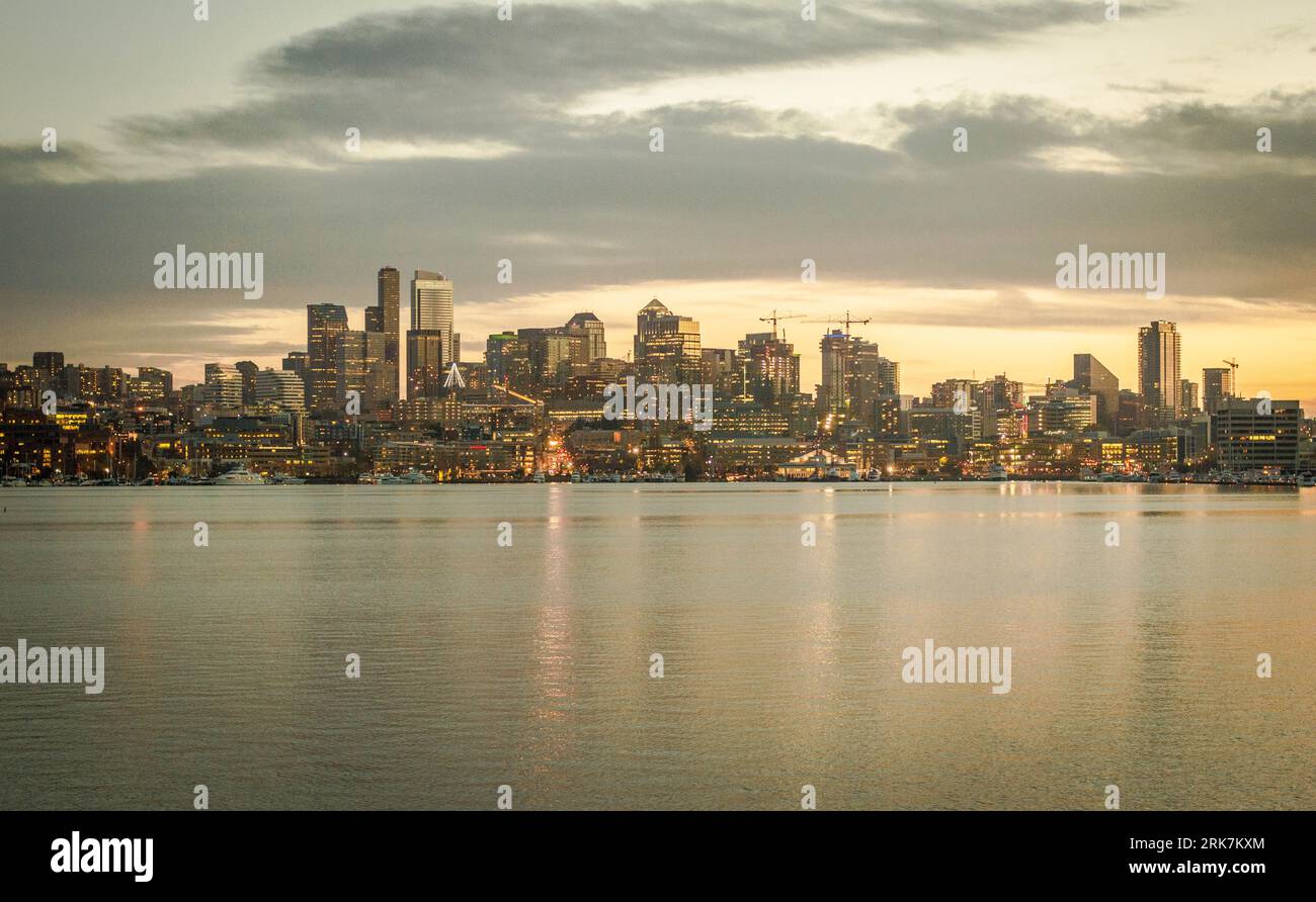 The Seattle skyline against the stunning backdrop of Lake Union ...