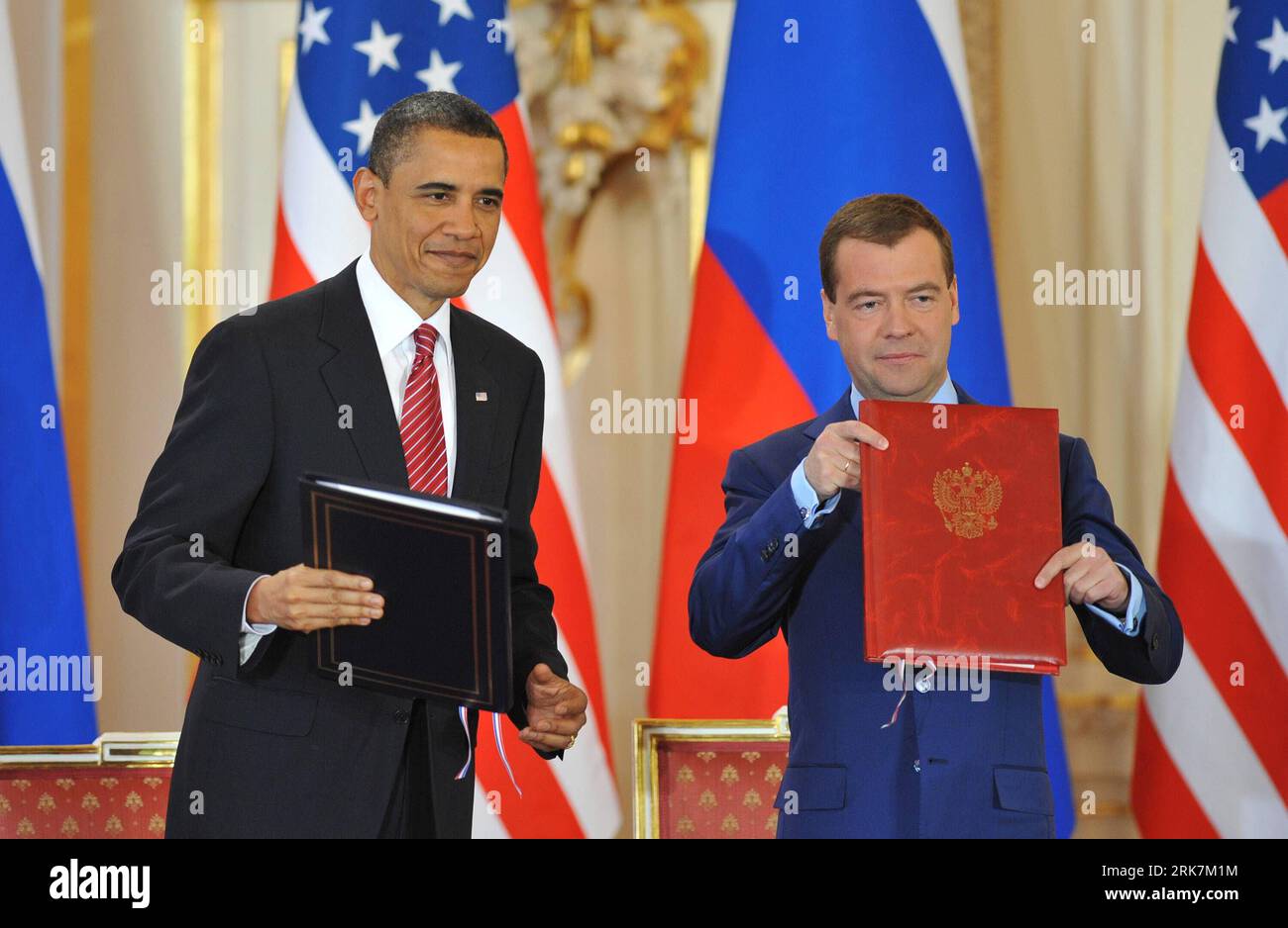 Bildnummer: 53927168  Datum: 08.04.2010  Copyright: imago/Xinhua (100408) -- PRAGUE, April 8, 2010 (Xinhua) -- U.S. President Barack Obama (L) and his Russian counterpart Dmitry Medvedev sign a landmark nuclear arms reduction treaty in Prague, capital of Czech Republic on April 8, 2010. (Xinhua/Wu Wei) (2)CZECH-PRAGUE-RUSSIA-US-TREATY PUBLICATIONxNOTxINxCHN People Politik Prag Abrüstung Abrüstungsgipfel kbdig xcb 2010 quer premiumd xint     Bildnummer 53927168 Date 08 04 2010 Copyright Imago XINHUA  Prague April 8 2010 XINHUA U S President Barack Obama l and His Russian Part Dmitry Medvedev Si Stock Photo