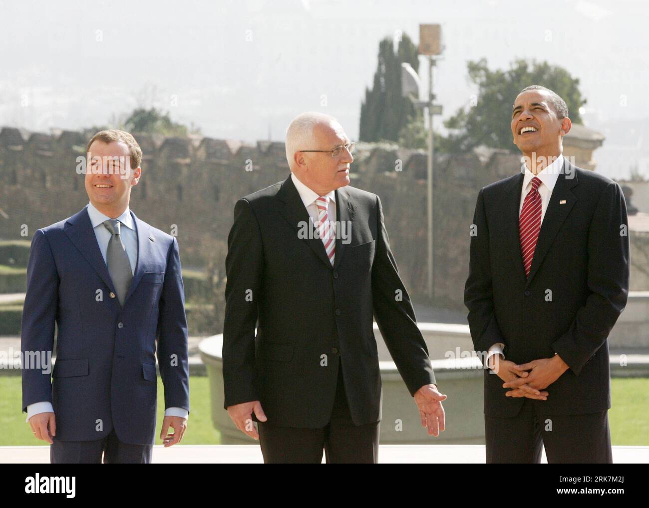 Bildnummer: 53927171  Datum: 08.04.2010  Copyright: imago/Xinhua (100408) -- PRAGUE, April 8, 2010 (Xinhua) -- U.S. President Barack Obama (1st R), Russian President Dmitry Medvedev (1st L) and Czech President Vazlav Klaus get ready to the ceremony of signing a treaty in Prague, capital of Czech Republic, on April 8, 2010. Barack Obama and Dmitry Medvedev signed the landmark treaty to make new reductions in their nuclear arsenals. (Xinhua)(cy) (1)CZECH-PRAGUE-RUSSIA-US-TREATY PUBLICATIONxNOTxINxCHN People Politik Prag Abrüstung Abrüstungsgipfel kbdig xcb 2010 quer premiumd xint     Bildnummer Stock Photo