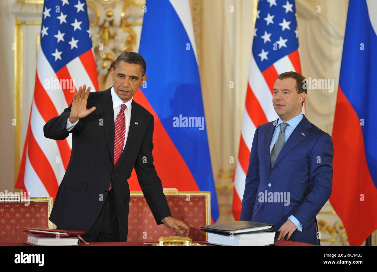 Bildnummer: 53927163  Datum: 08.04.2010  Copyright: imago/Xinhua (100408) -- PRAGUE, April 8, 2010 (Xinhua) -- U.S. President Barack Obama (L) waves to audience after signing a landmark nuclear arms reduction treaty with his Russian counterpart Dmitry Medvedev in Prague, capital of Czech Republic, on April 8, 2010. (Xinhua/Wu Wei) (lyx) (8)CZECH-PRAGUE-RUSSIA-US-TREATY PUBLICATIONxNOTxINxCHN People Politik Prag Abrüstung Abrüstungsgipfel kbdig xcb 2010 quer     Bildnummer 53927163 Date 08 04 2010 Copyright Imago XINHUA  Prague April 8 2010 XINHUA U S President Barack Obama l Waves to audience Stock Photo