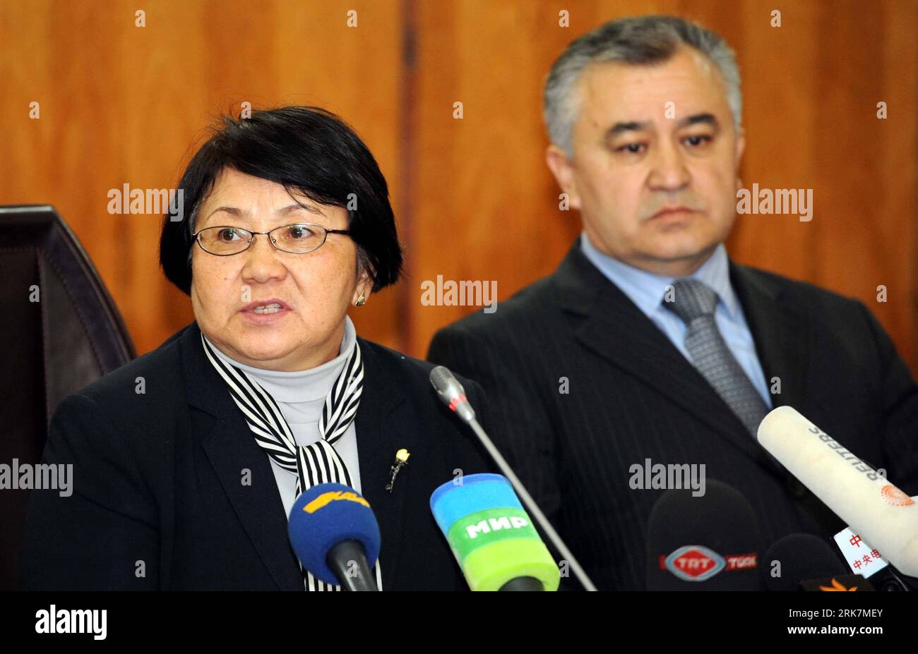Bildnummer: 53928021  Datum: 08.04.2010  Copyright: imago/Xinhua  Interim government leader Roza Otunbayeva (L), and Omurbek Tekebayev, chairman of the opposition Ata-jurt movement (fatherland), attend a press conference in Bishkek, capital of Kyrgyzstan, April 8, 2010. Kyrgyz opposition parties on Thursday formed an interim coalition government, while President  refused to step down after clashes that left at least 75 dead and another 1,000 injured. (Xinhua/Sadat) (lmz) (11)KYRGYZSTAN-BISHKEK-UNREST-PRESS CONFERENCE PUBLICATIONxNOTxINxCHN Politik Putsch Kirgistan People Übergangsregierung Por Stock Photo