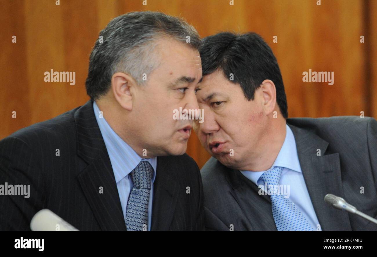 Bildnummer: 53928005  Datum: 08.04.2010  Copyright: imago/Xinhua  Omurbek Tekebayev (L), chairman of the opposition Ata-jurt movement (fatherland), talks with Opposition leader Temir Sariyev during a press conference in Bishkek, capital of Kyrgyzstan, April 8, 2010. Kyrgyz opposition parties on Thursday formed an interim coalition government, while President  refused to step down after clashes that left at least 75 dead and another 1,000 injured. (Xinhua/Sadat) (lmz) (7)KYRGYZSTAN-BISHKEK-UNREST-PRESS CONFERENCE PUBLICATIONxNOTxINxCHN Politik Putsch Kirgistan People Übergangsregierung kbdig PK Stock Photo